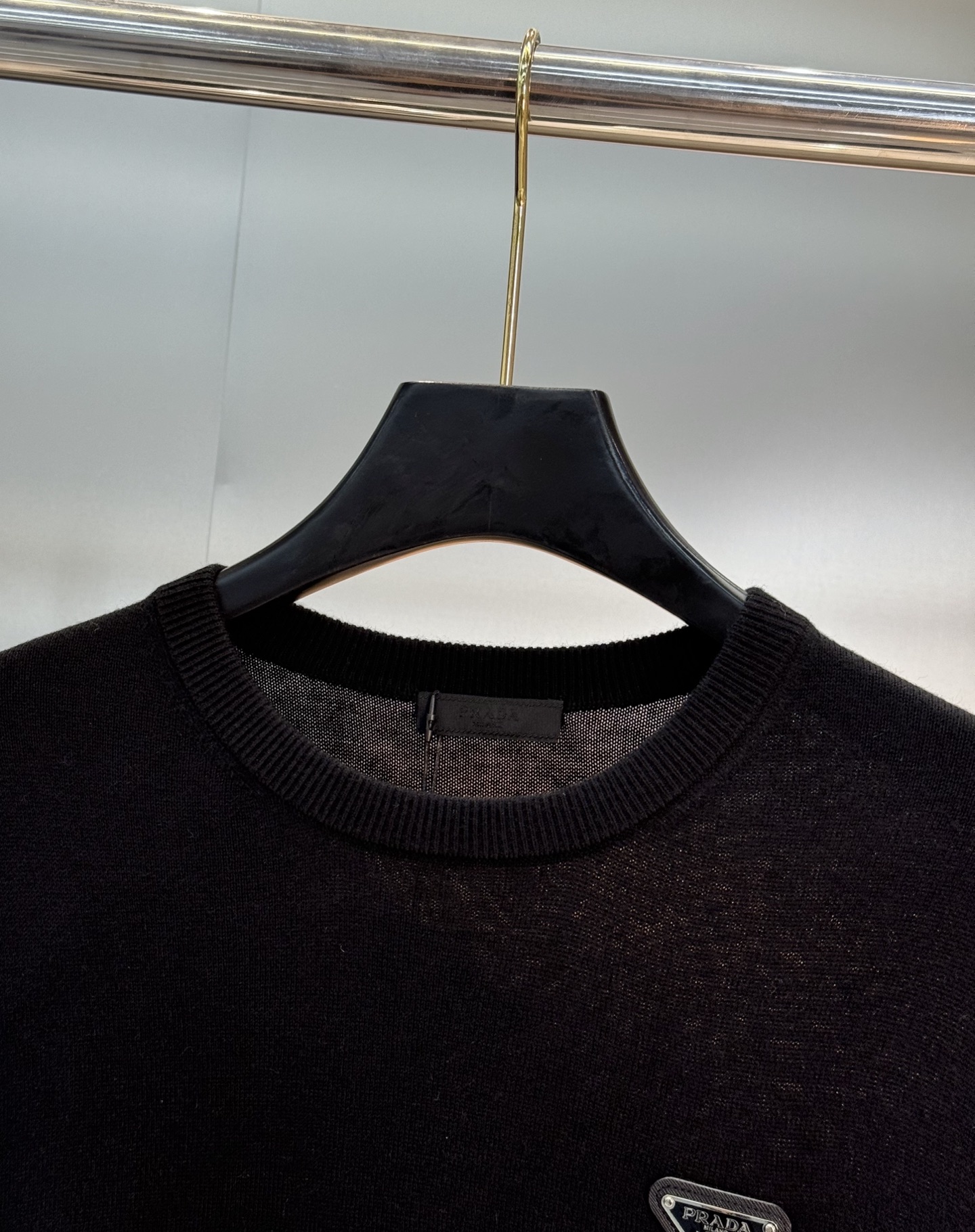 PRADA三角标羊毛针织衫.普拉达经典三角标羊毛针织衫，采用高品质羊毛混纺，柔软舒适又保暖。简约圆领设计