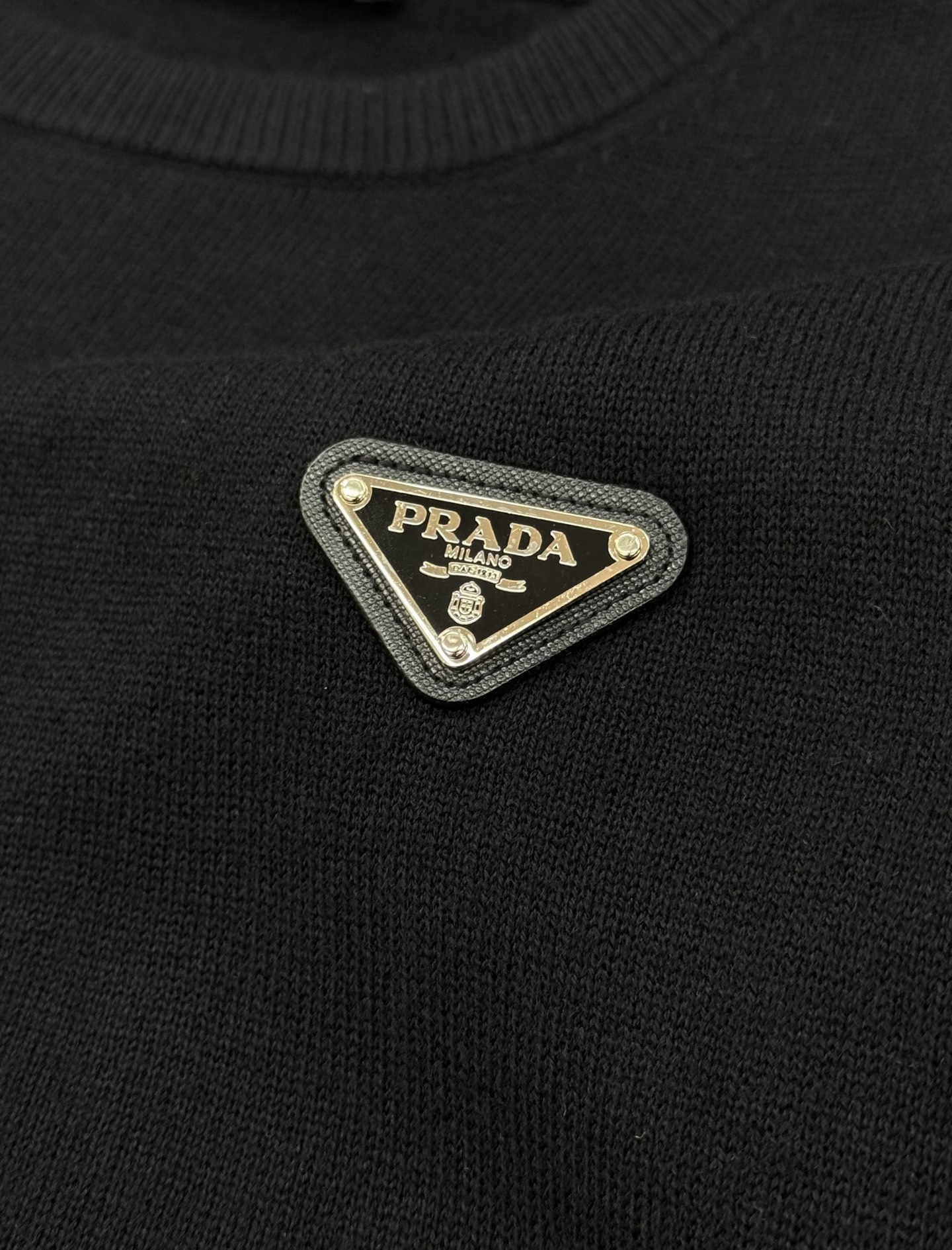 PRADA三角标羊毛针织衫.普拉达经典三角标羊毛针织衫，采用高品质羊毛混纺，柔软舒适又保暖。简约圆领设计
