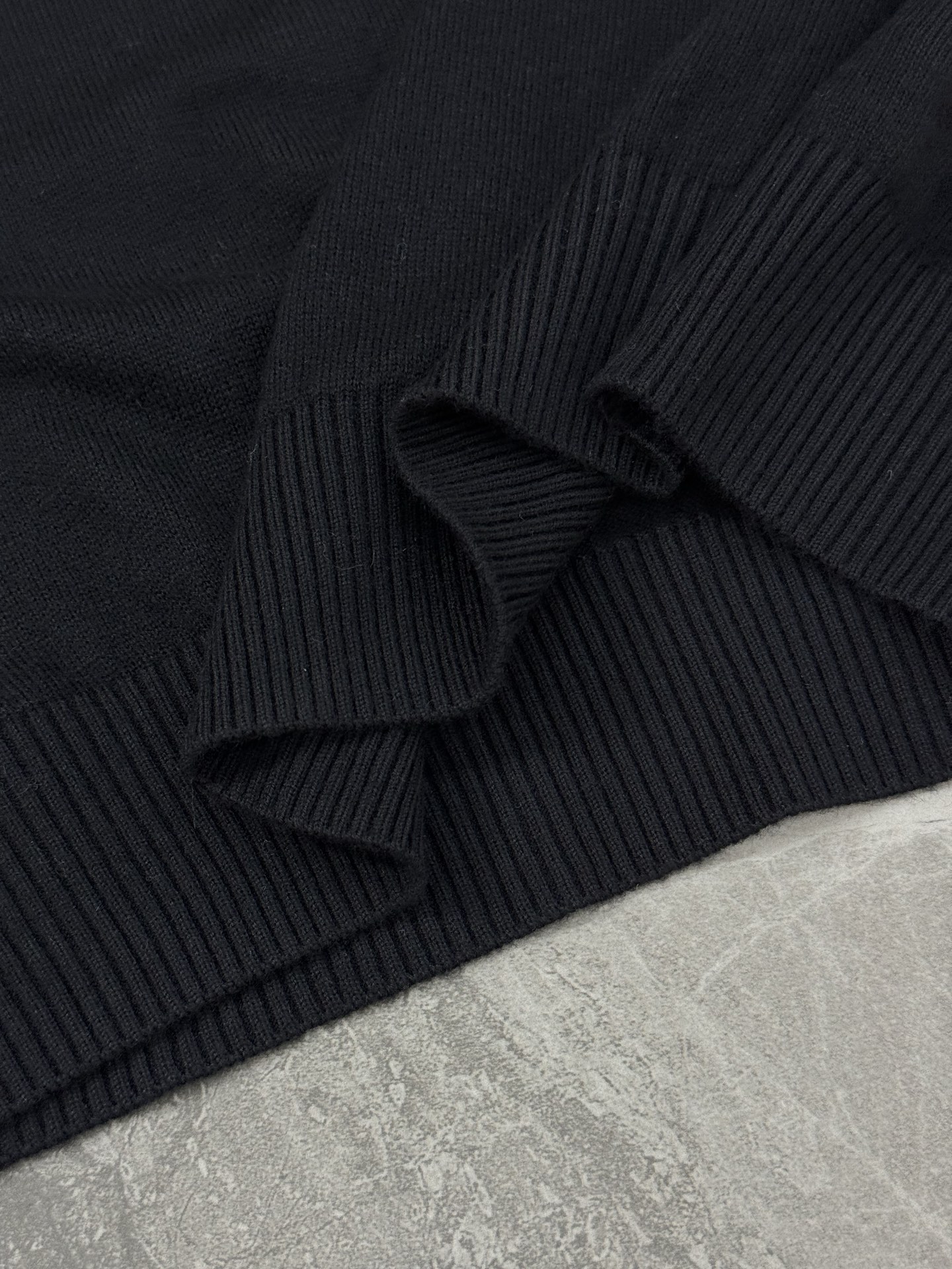 PRADA三角标羊毛针织衫.普拉达经典三角标羊毛针织衫，采用高品质羊毛混纺，柔软舒适又保暖。简约圆领设计