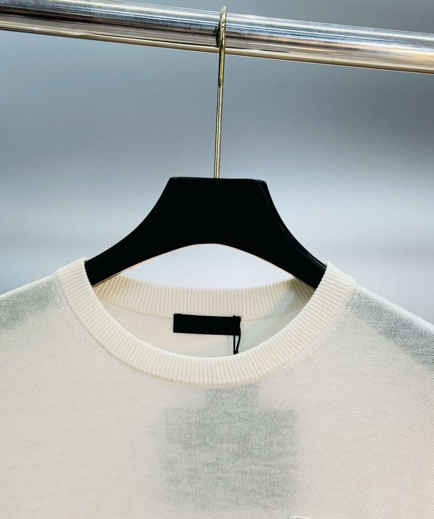 PRADA三角标羊毛针织衫.普拉达经典三角标羊毛针织衫，采用高品质羊毛混纺，柔软舒适又保暖。简约圆领设计