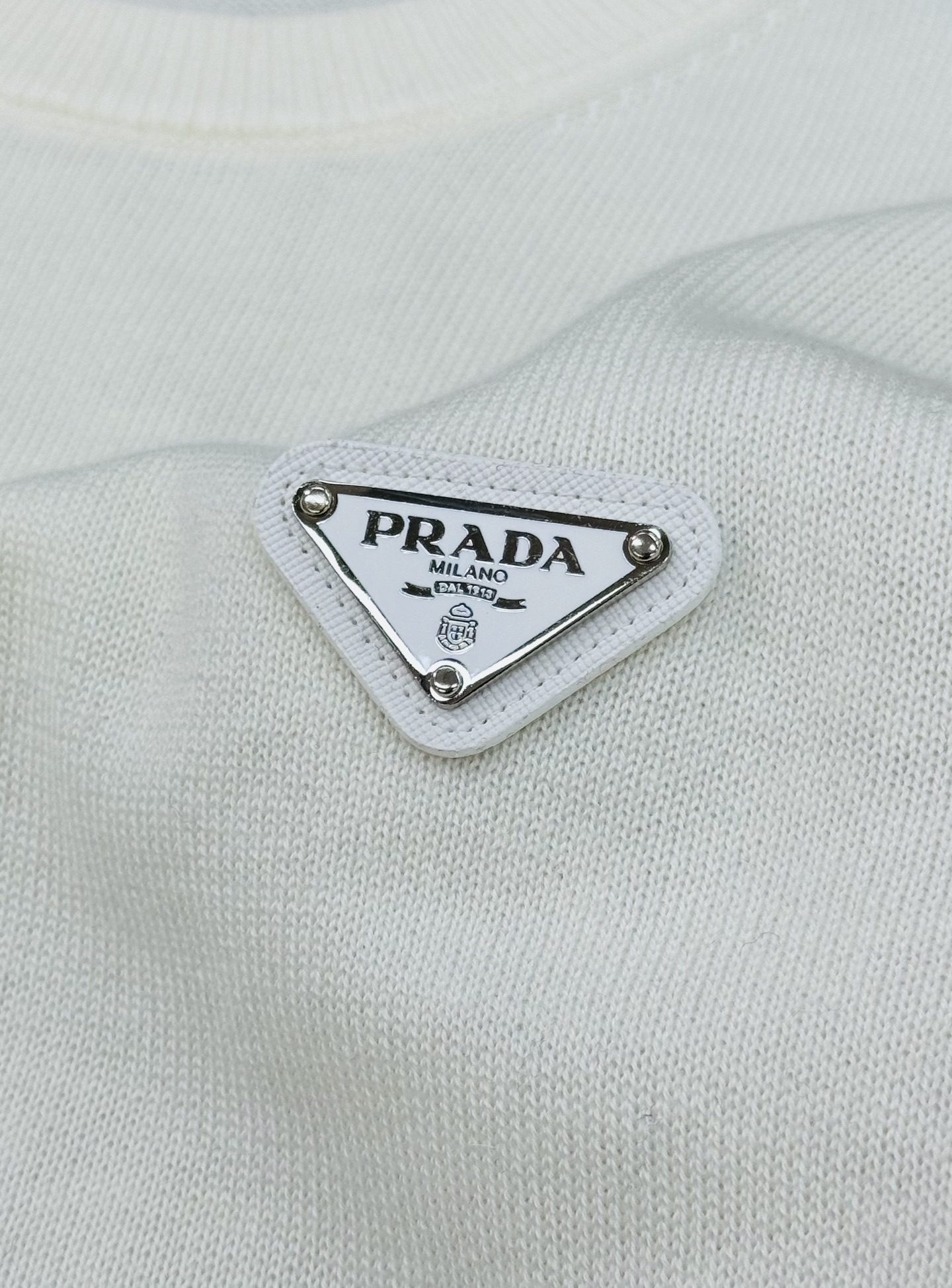 PRADA三角标羊毛针织衫.普拉达经典三角标羊毛针织衫，采用高品质羊毛混纺，柔软舒适又保暖。简约圆领设计