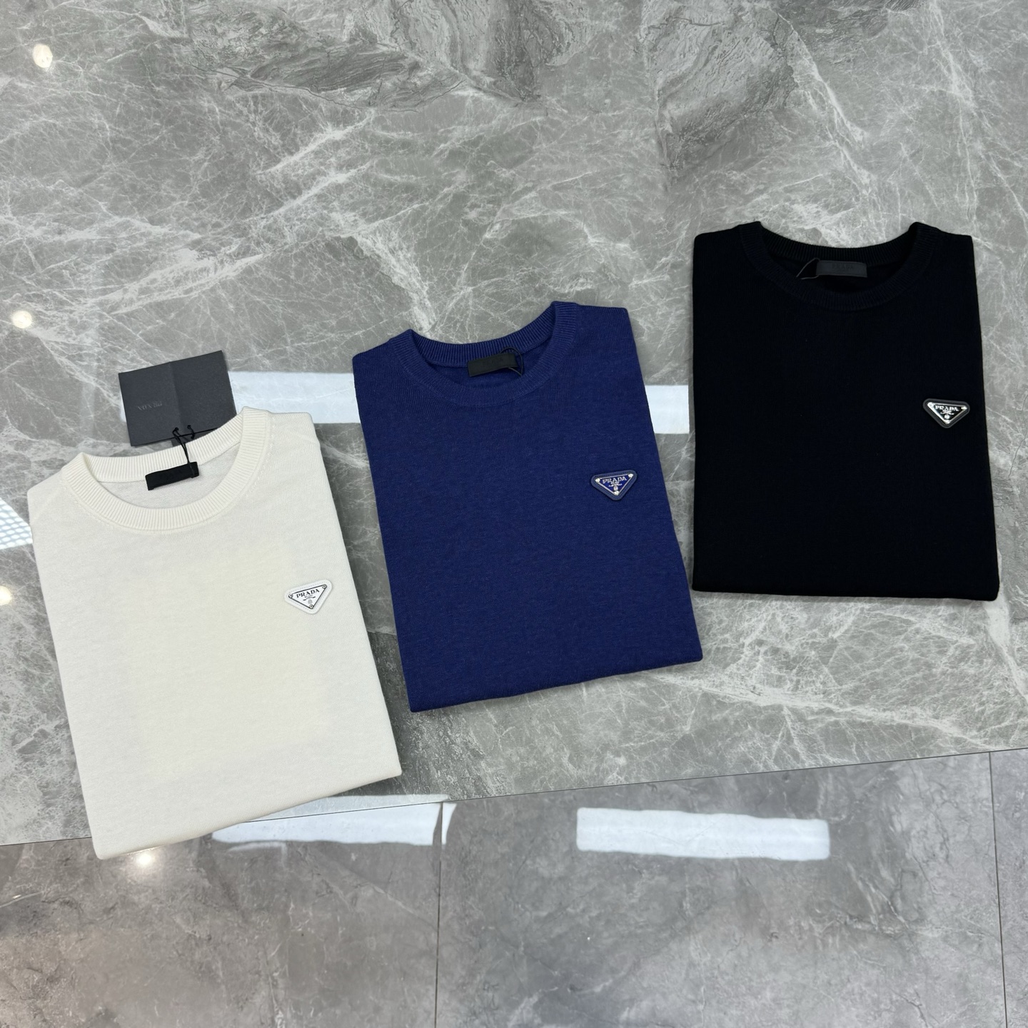 PRADA三角标羊毛针织衫.普拉达经典三角标羊毛针织衫，采用高品质羊毛混纺，柔软舒适又保暖。简约圆领设计