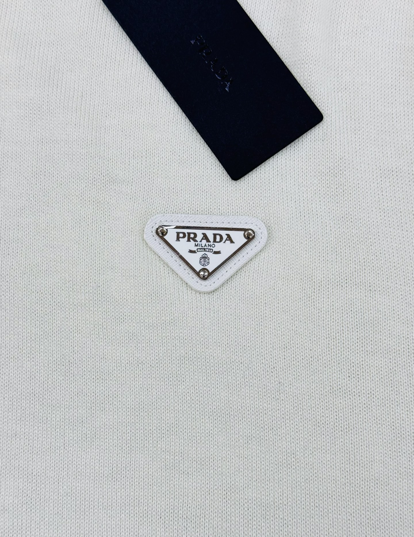 PRADA三角标羊毛针织衫.普拉达经典三角标羊毛针织衫，采用高品质羊毛混纺，柔软舒适又保暖。简约圆领设计