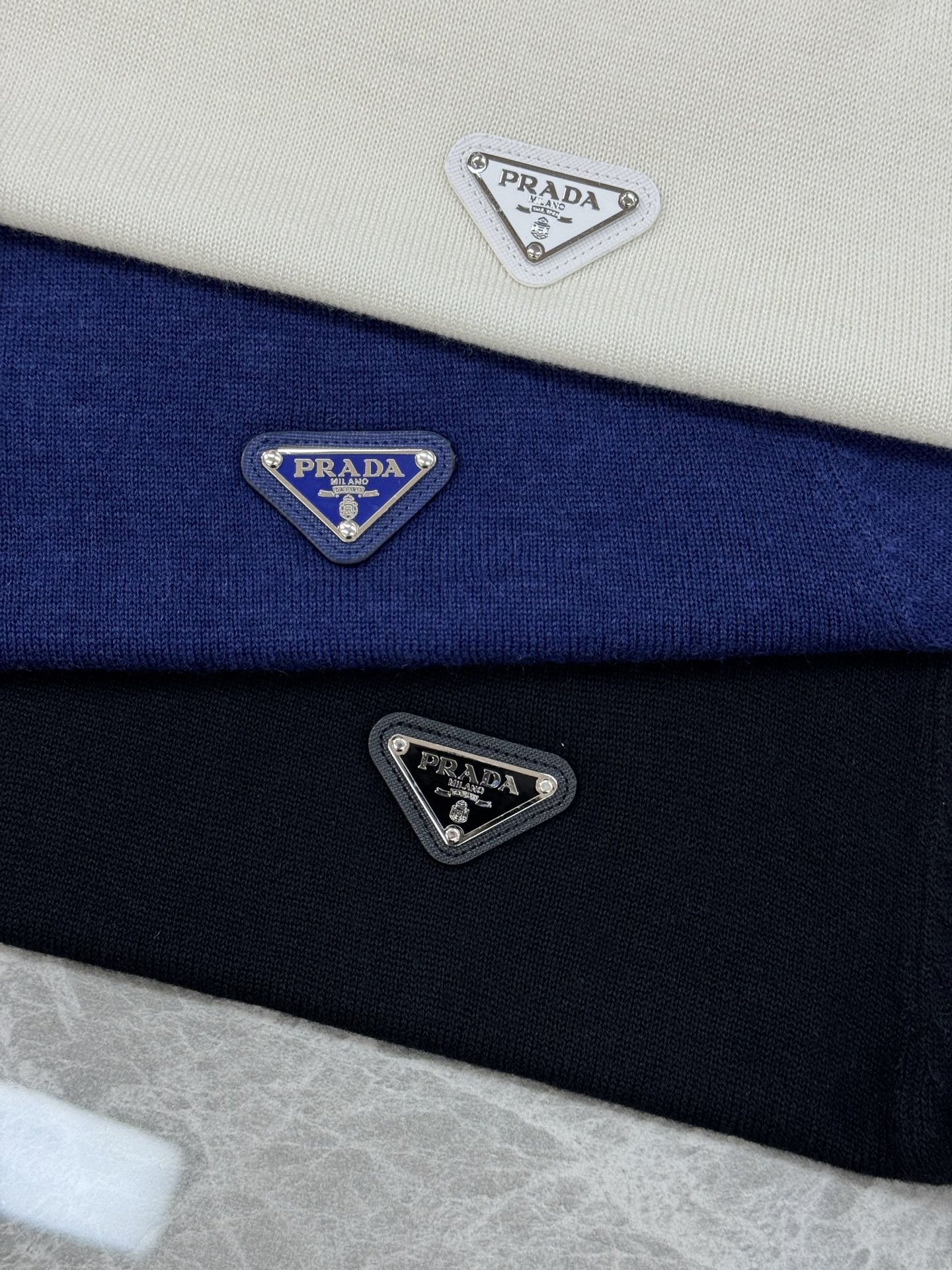 PRADA三角标羊毛针织衫.普拉达经典三角标羊毛针织衫，采用高品质羊毛混纺，柔软舒适又保暖。简约圆领设计