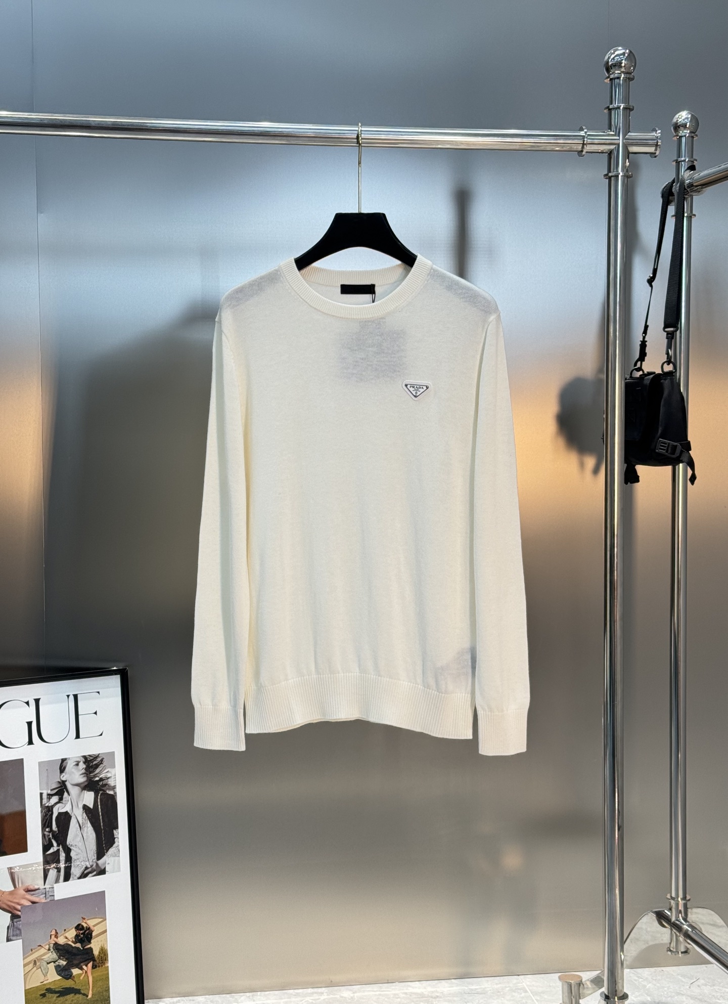 PRADA三角标羊毛针织衫.普拉达经典三角标羊毛针织衫，采用高品质羊毛混纺，柔软舒适又保暖。简约圆领设计