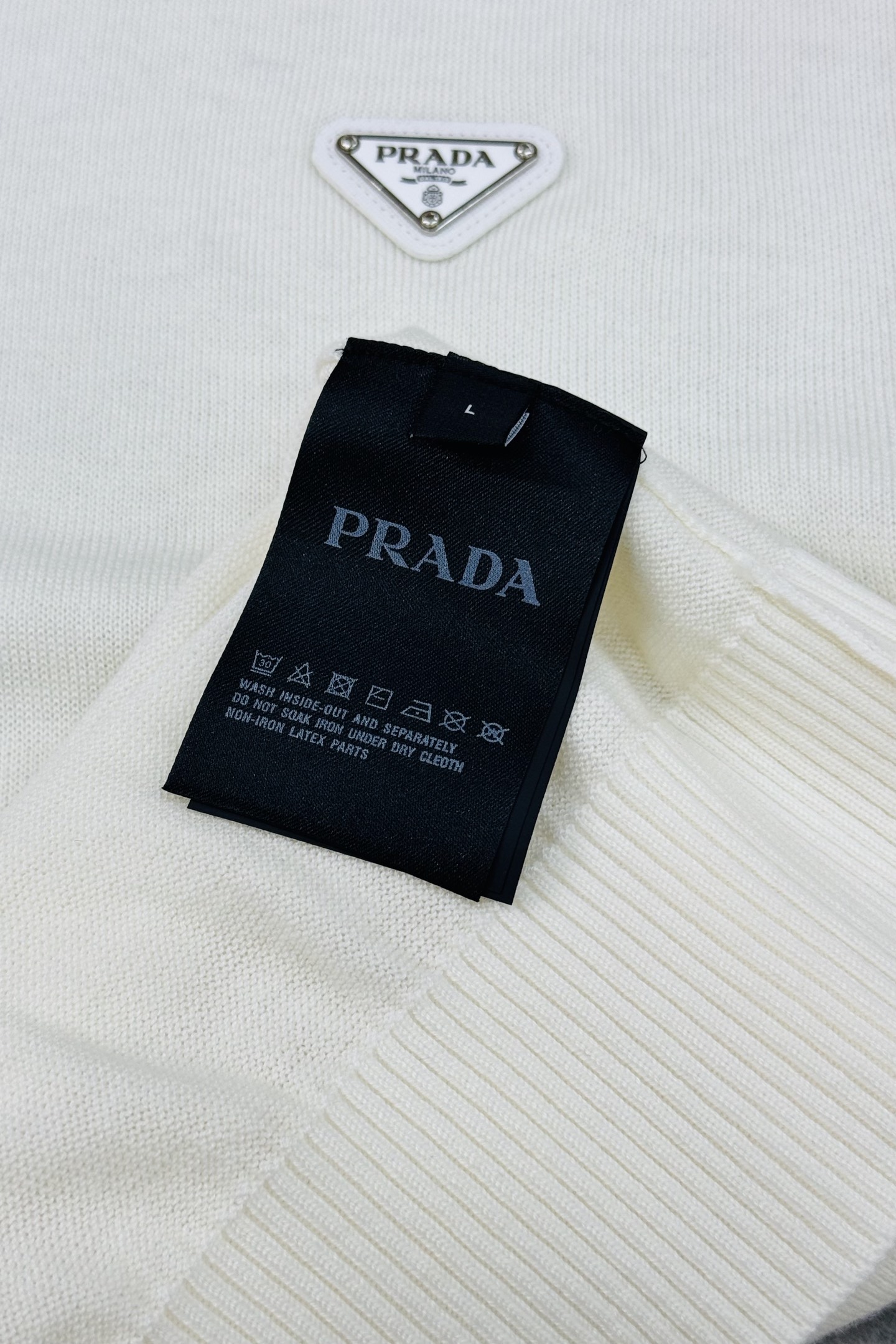 PRADA三角标羊毛针织衫.普拉达经典三角标羊毛针织衫，采用高品质羊毛混纺，柔软舒适又保暖。简约圆领设计