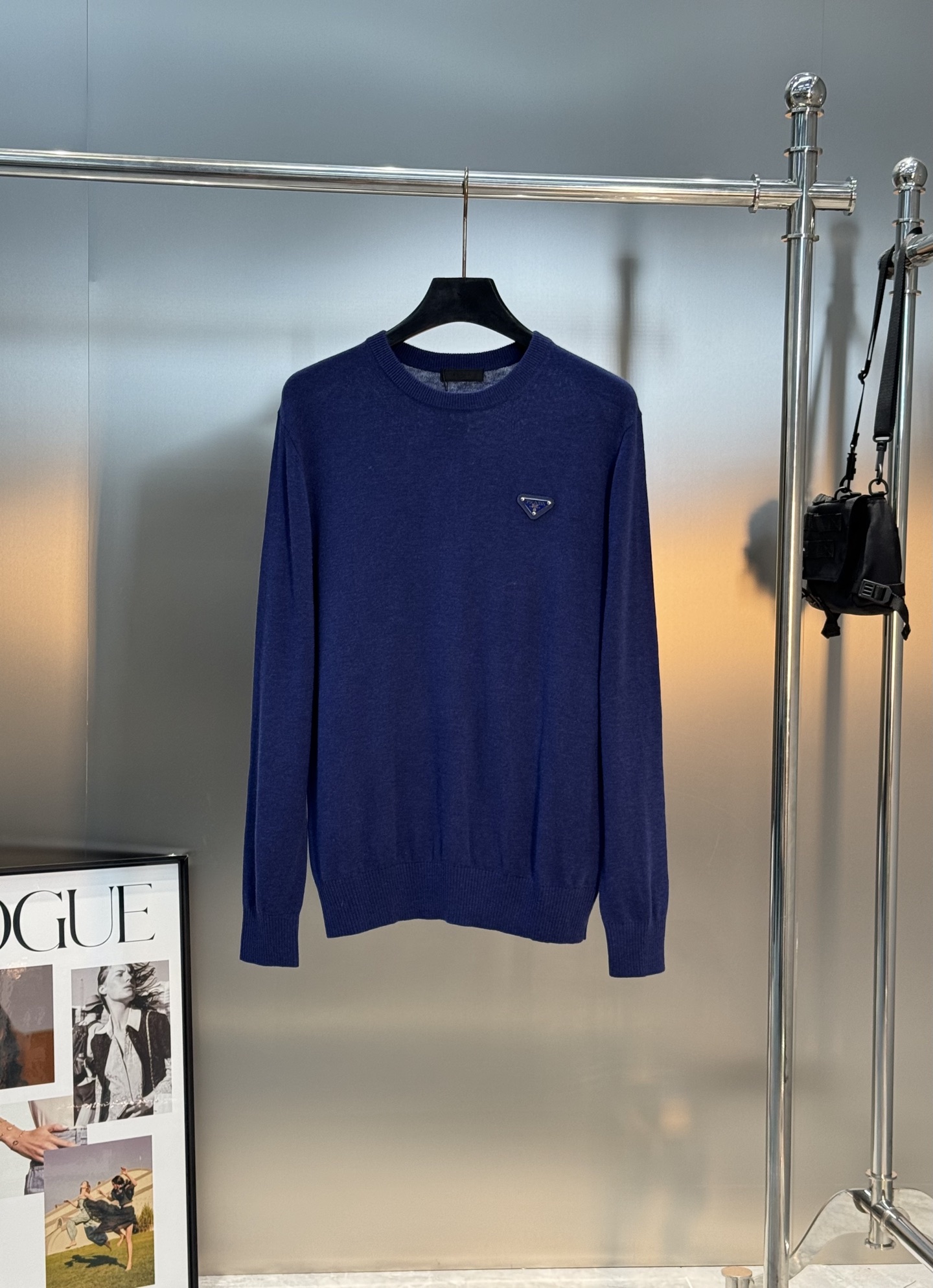 PRADA三角标羊毛针织衫.普拉达经典三角标羊毛针织衫，采用高品质羊毛混纺，柔软舒适又保暖。简约圆领设计