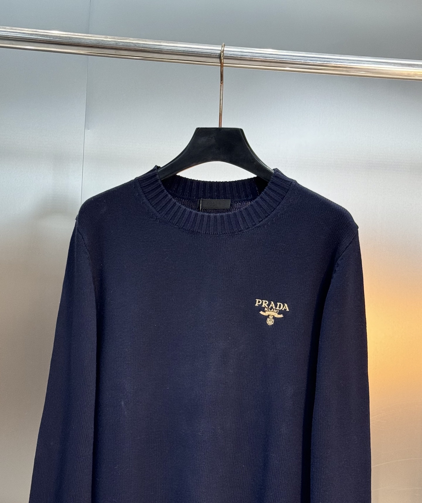 Prada 羊绒圆领毛衣原单推荐！普拉达这款圆领毛衣，选用高品质羊毛混纺.柔软亲肤，秋冬穿超舒服!灰色低