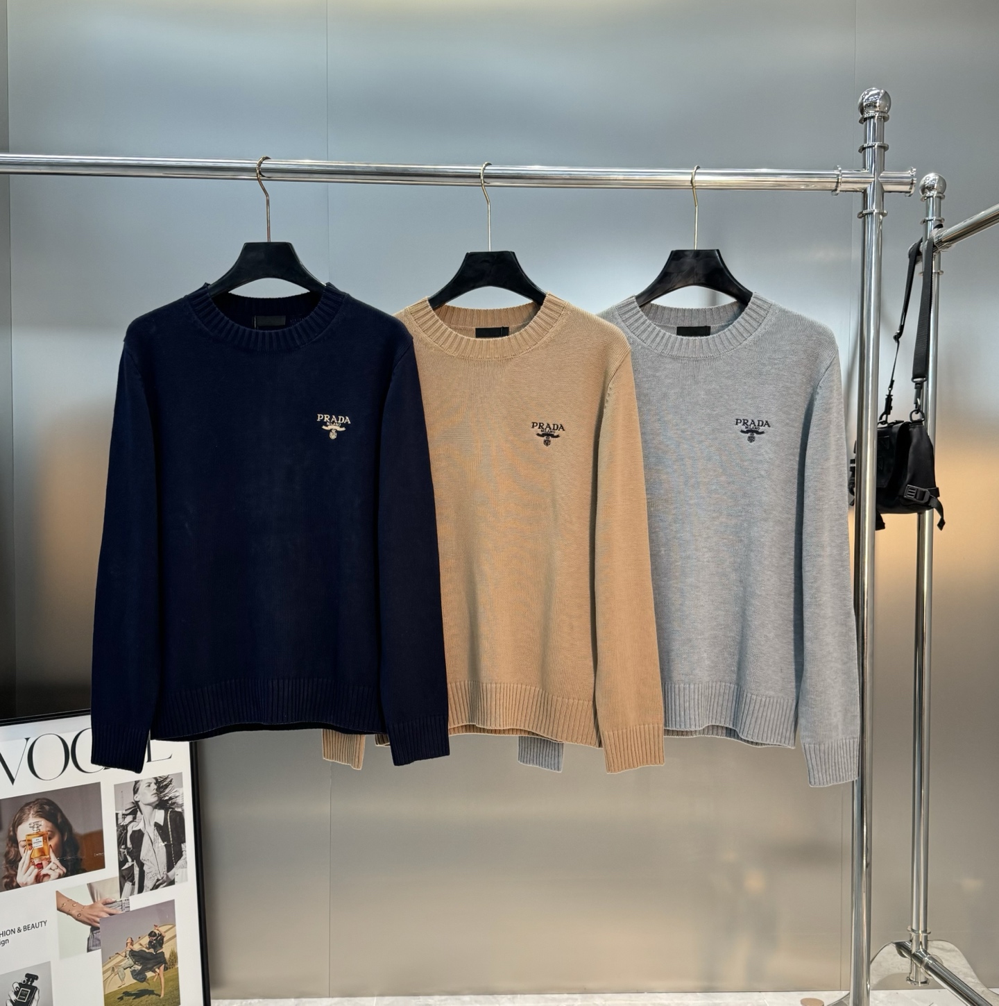 Prada 羊绒圆领毛衣原单推荐！普拉达这款圆领毛衣，选用高品质羊毛混纺.柔软亲肤，秋冬穿超舒服!灰色低