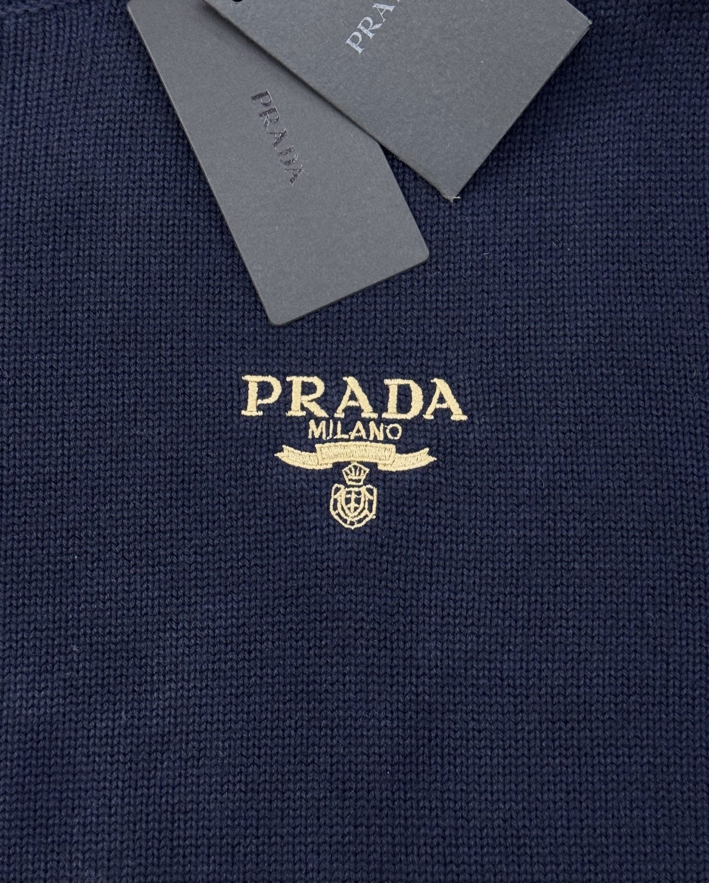 Prada 羊绒圆领毛衣原单推荐！普拉达这款圆领毛衣，选用高品质羊毛混纺.柔软亲肤，秋冬穿超舒服!灰色低
