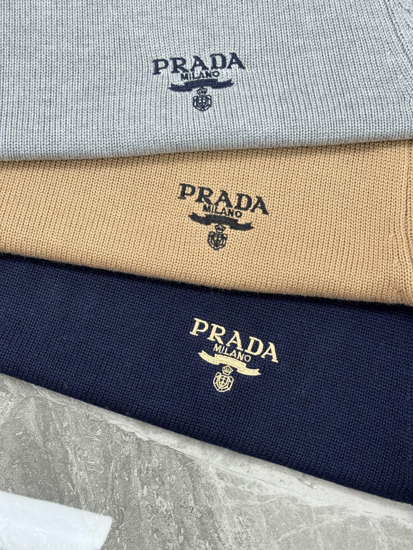 Prada 羊绒圆领毛衣原单推荐！普拉达这款圆领毛衣，选用高品质羊毛混纺.柔软亲肤，秋冬穿超舒服!灰色低