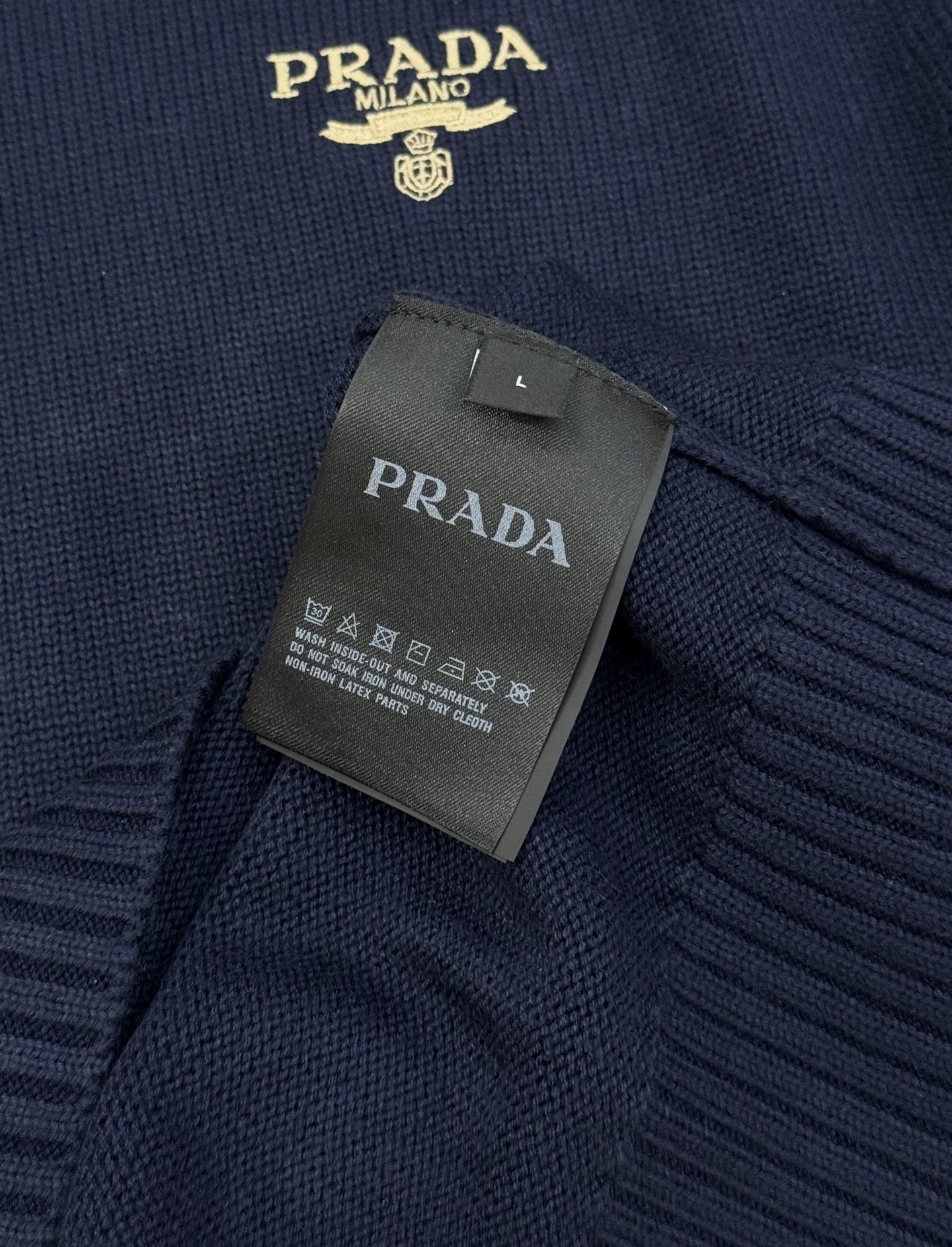 Prada 羊绒圆领毛衣原单推荐！普拉达这款圆领毛衣，选用高品质羊毛混纺.柔软亲肤，秋冬穿超舒服!灰色低