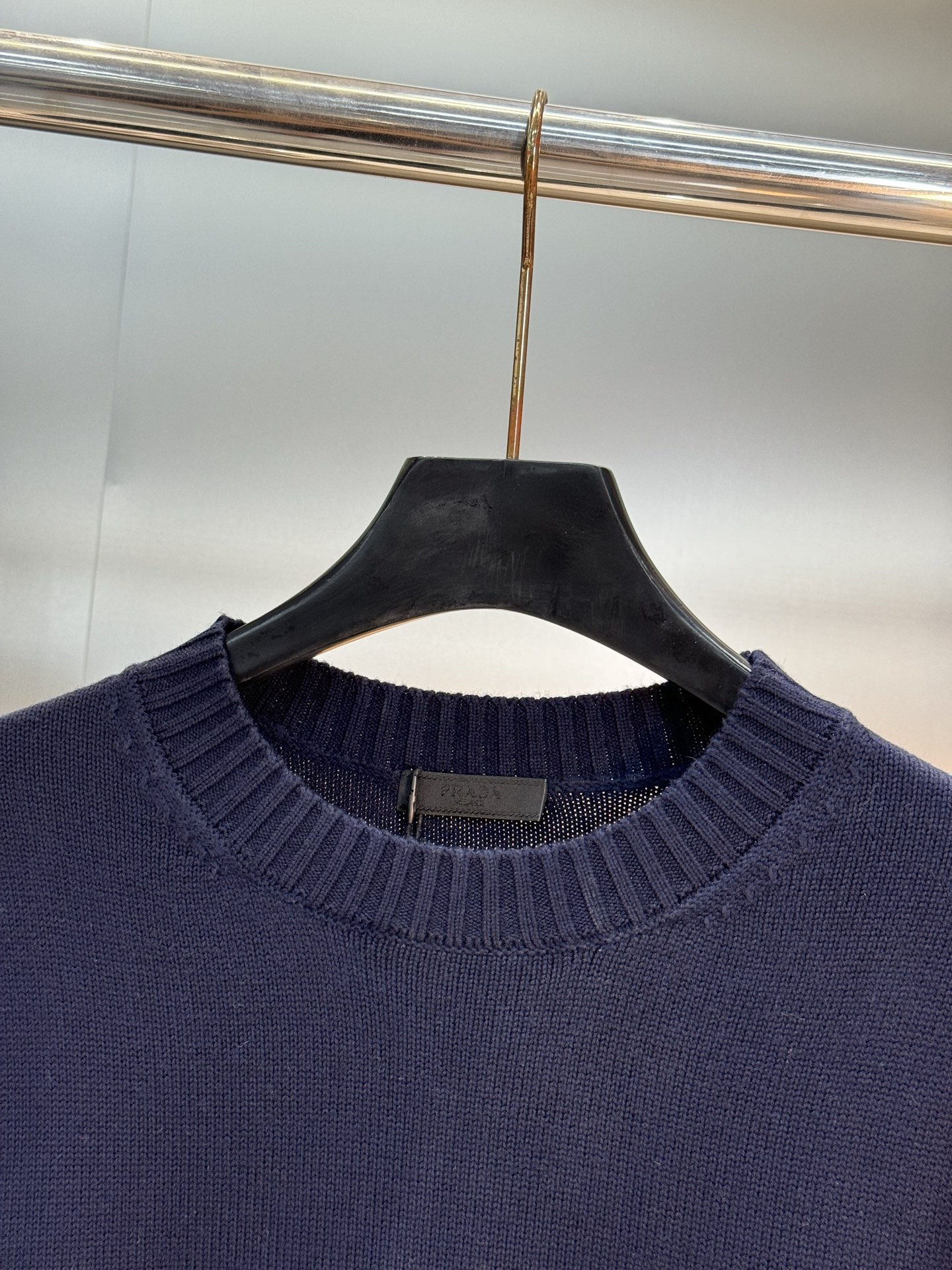 Prada 羊绒圆领毛衣原单推荐！普拉达这款圆领毛衣，选用高品质羊毛混纺.柔软亲肤，秋冬穿超舒服!灰色低