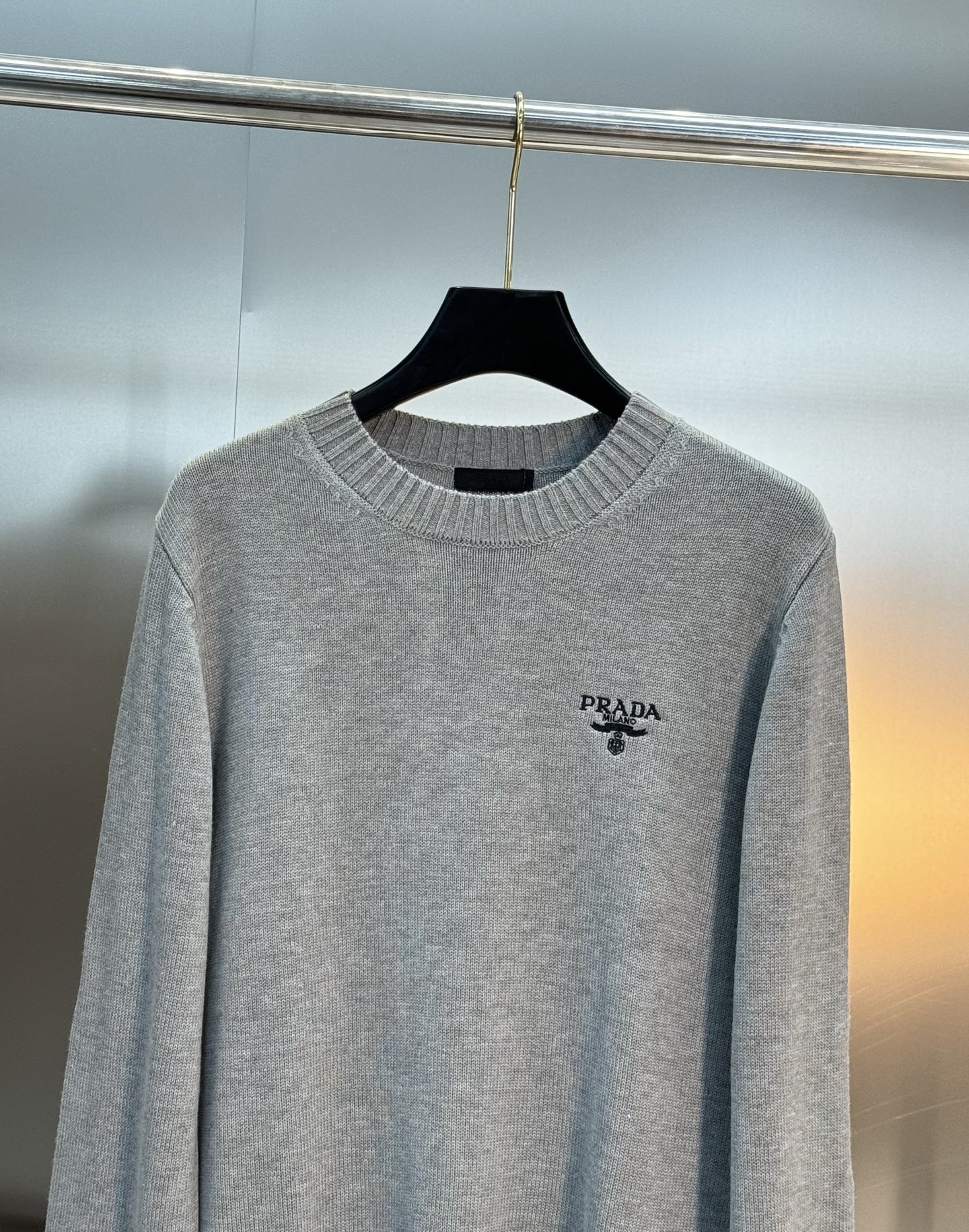 Prada 羊绒圆领毛衣原单推荐！普拉达这款圆领毛衣，选用高品质羊毛混纺.柔软亲肤，秋冬穿超舒服!灰色低