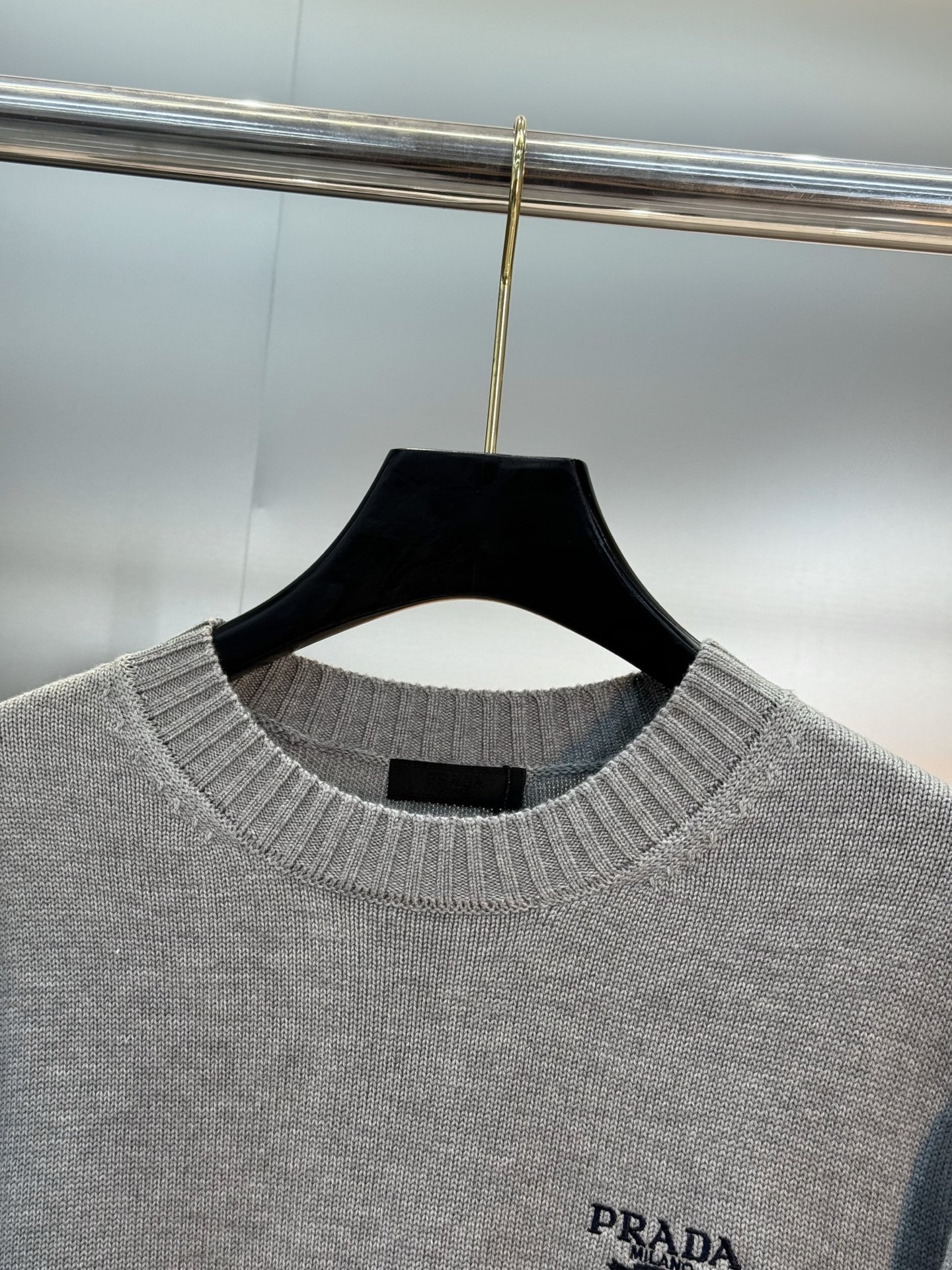 Prada 羊绒圆领毛衣原单推荐！普拉达这款圆领毛衣，选用高品质羊毛混纺.柔软亲肤，秋冬穿超舒服!灰色低