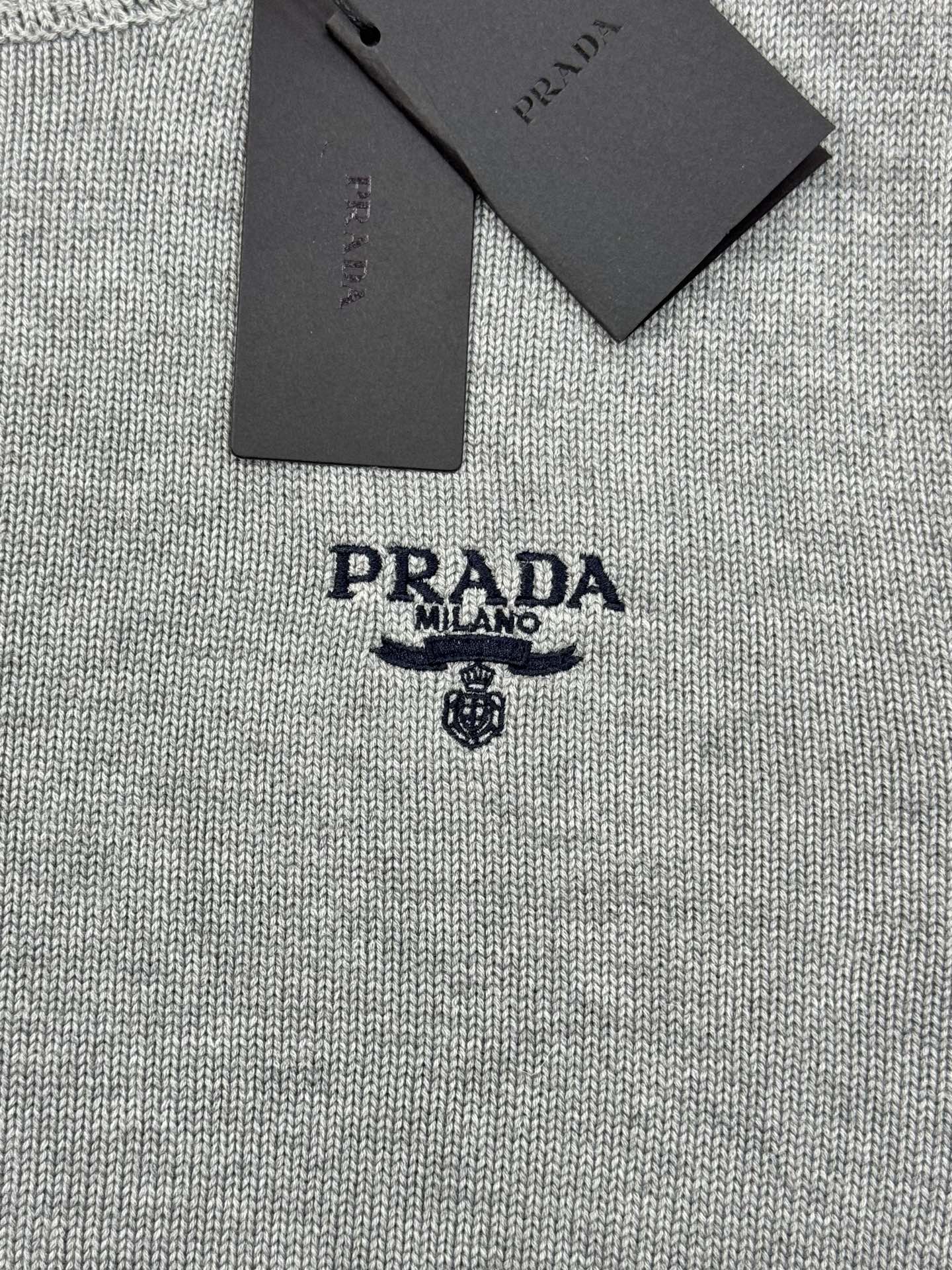 Prada 羊绒圆领毛衣原单推荐！普拉达这款圆领毛衣，选用高品质羊毛混纺.柔软亲肤，秋冬穿超舒服!灰色低