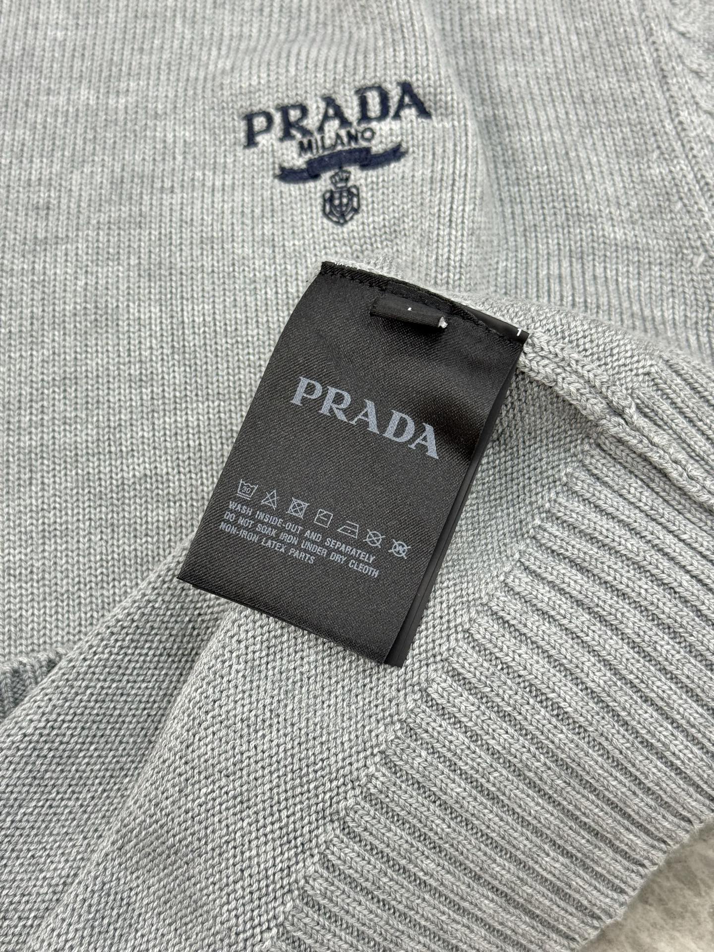 Prada 羊绒圆领毛衣原单推荐！普拉达这款圆领毛衣，选用高品质羊毛混纺.柔软亲肤，秋冬穿超舒服!灰色低