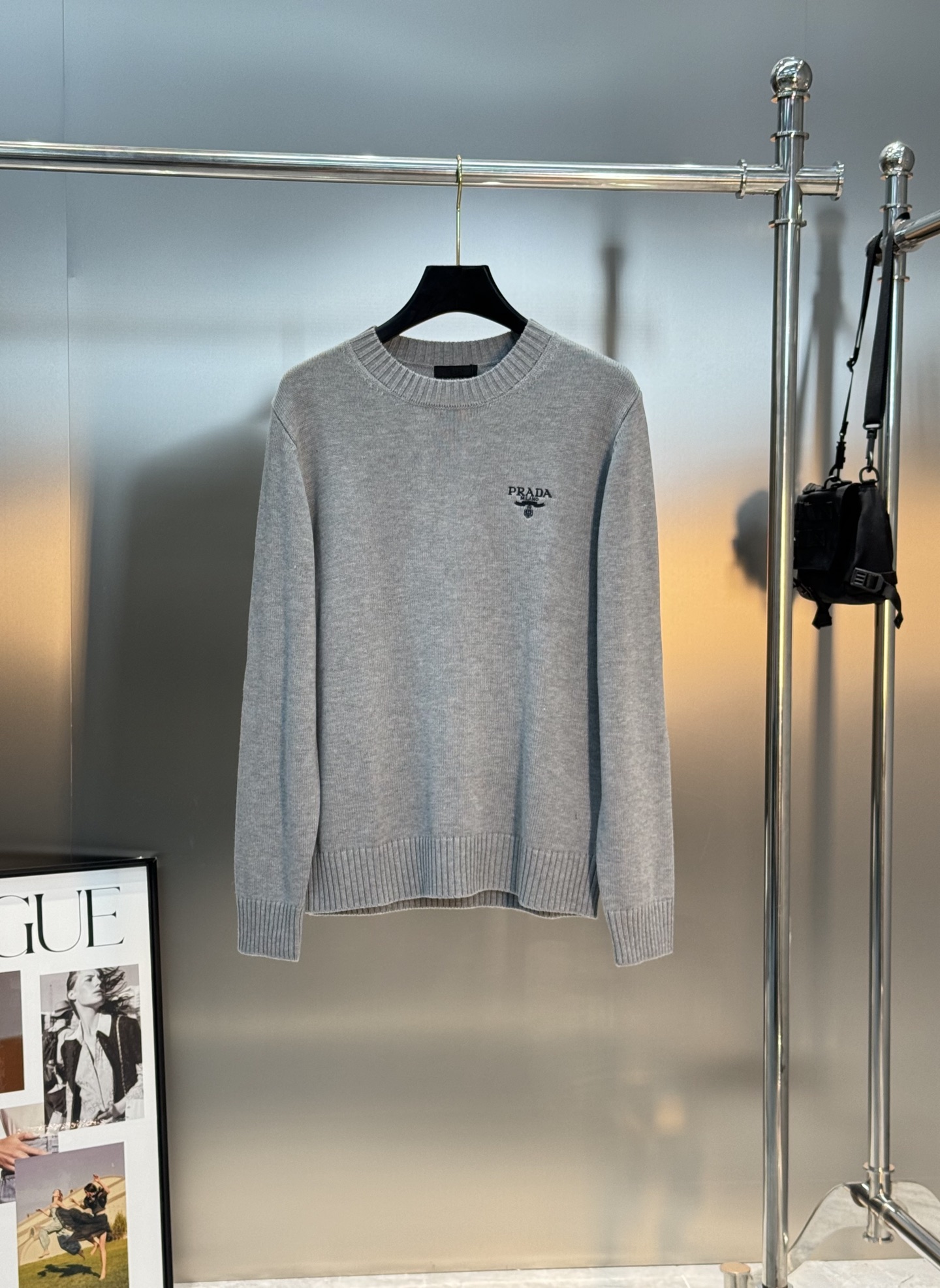 Prada 羊绒圆领毛衣原单推荐！普拉达这款圆领毛衣，选用高品质羊毛混纺.柔软亲肤，秋冬穿超舒服!灰色低