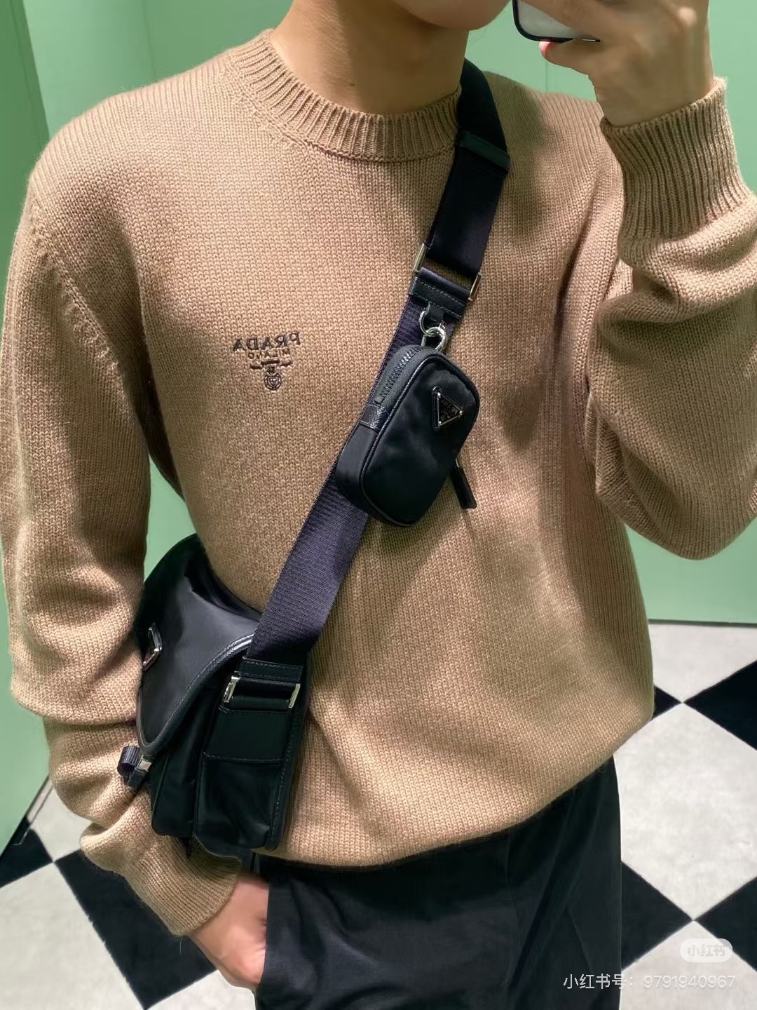 Prada 羊绒圆领毛衣原单推荐！普拉达这款圆领毛衣，选用高品质羊毛混纺.柔软亲肤，秋冬穿超舒服!灰色低