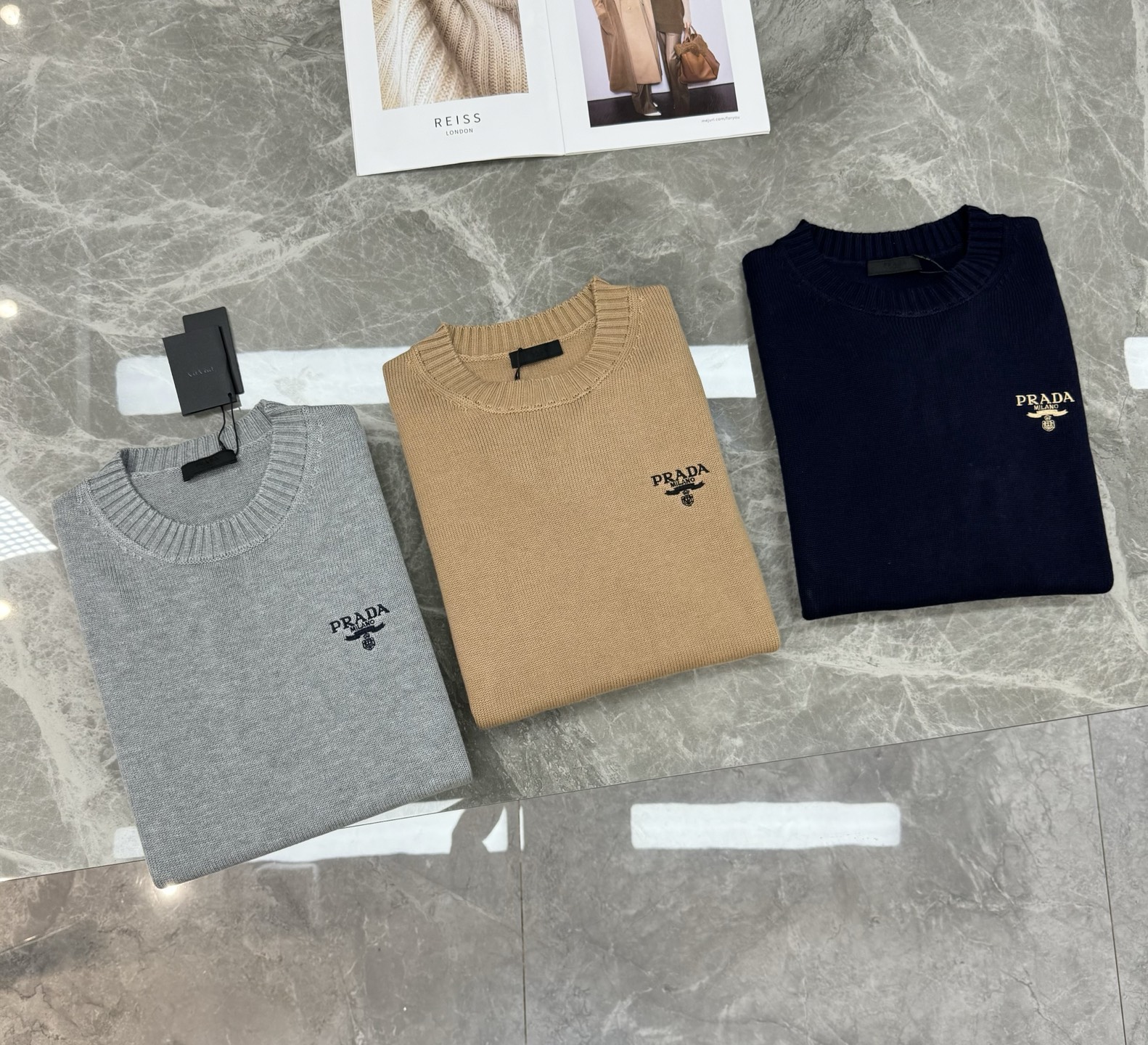 Prada 羊绒圆领毛衣原单推荐！普拉达这款圆领毛衣，选用高品质羊毛混纺.柔软亲肤，秋冬穿超舒服!灰色低