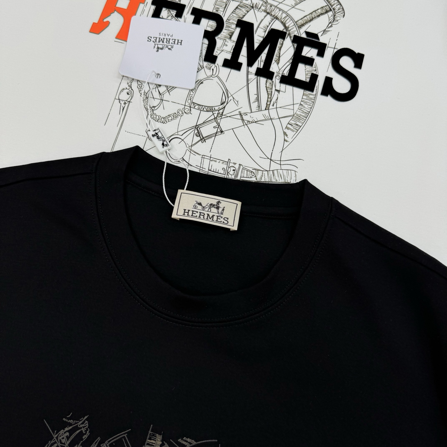 HERMES爱马仕25s新款莫代尔T恤😆这款HermèsgT恤，采用纯棉材质，柔软舒适，适合日常穿着。正