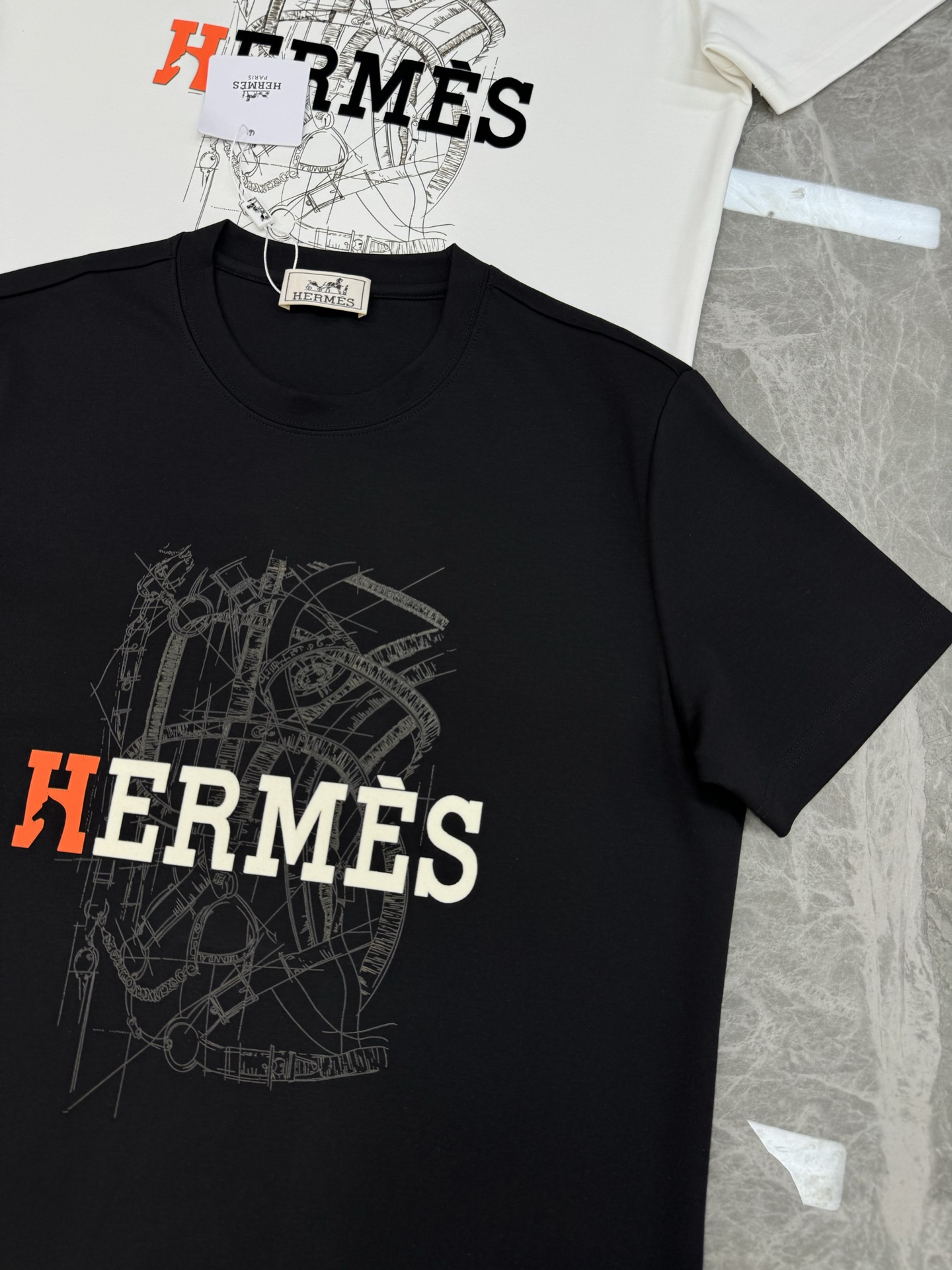 HERMES爱马仕25s新款莫代尔T恤😆这款HermèsgT恤，采用纯棉材质，柔软舒适，适合日常穿着。正