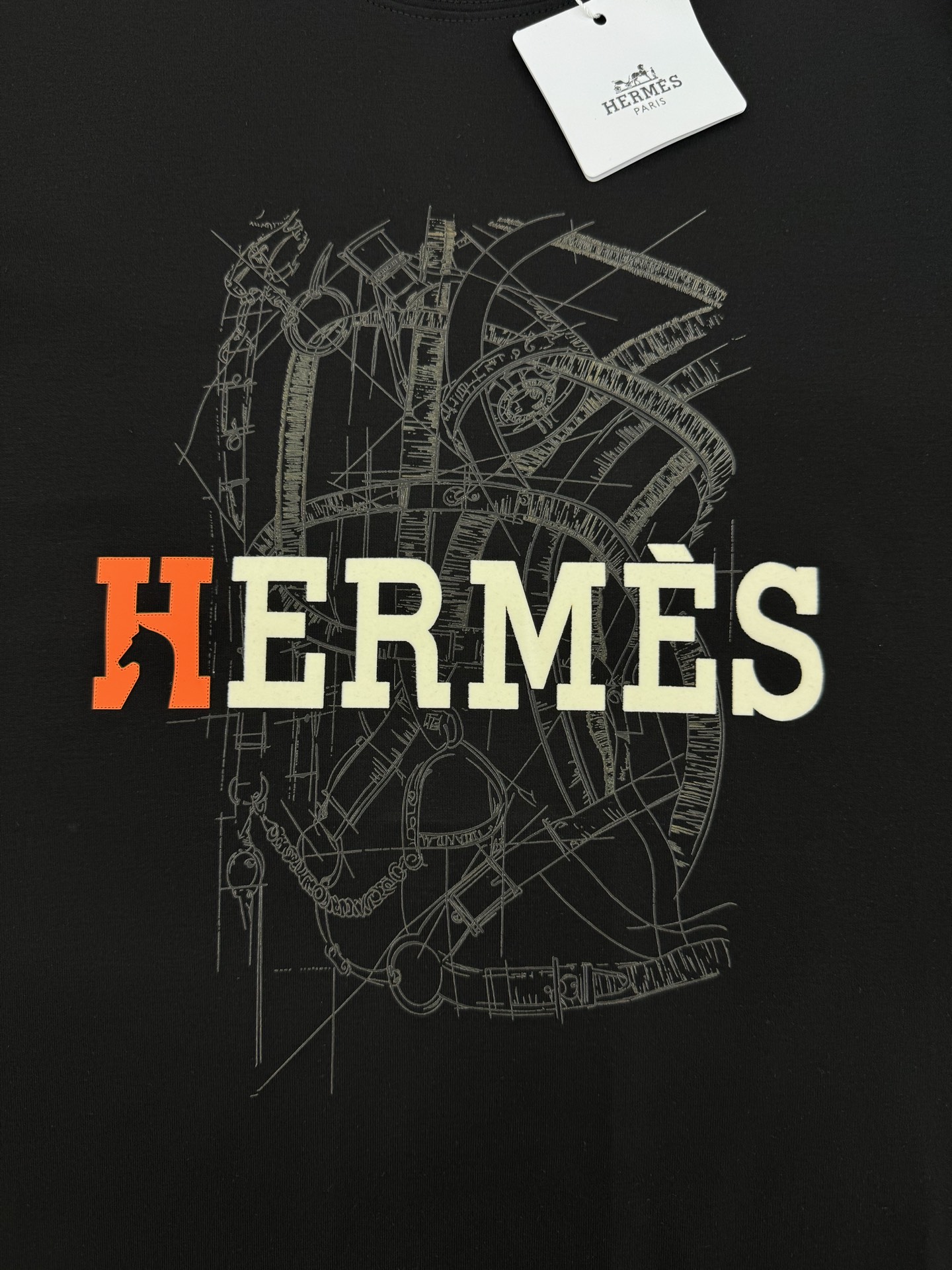 HERMES爱马仕25s新款莫代尔T恤😆这款HermèsgT恤，采用纯棉材质，柔软舒适，适合日常穿着。正