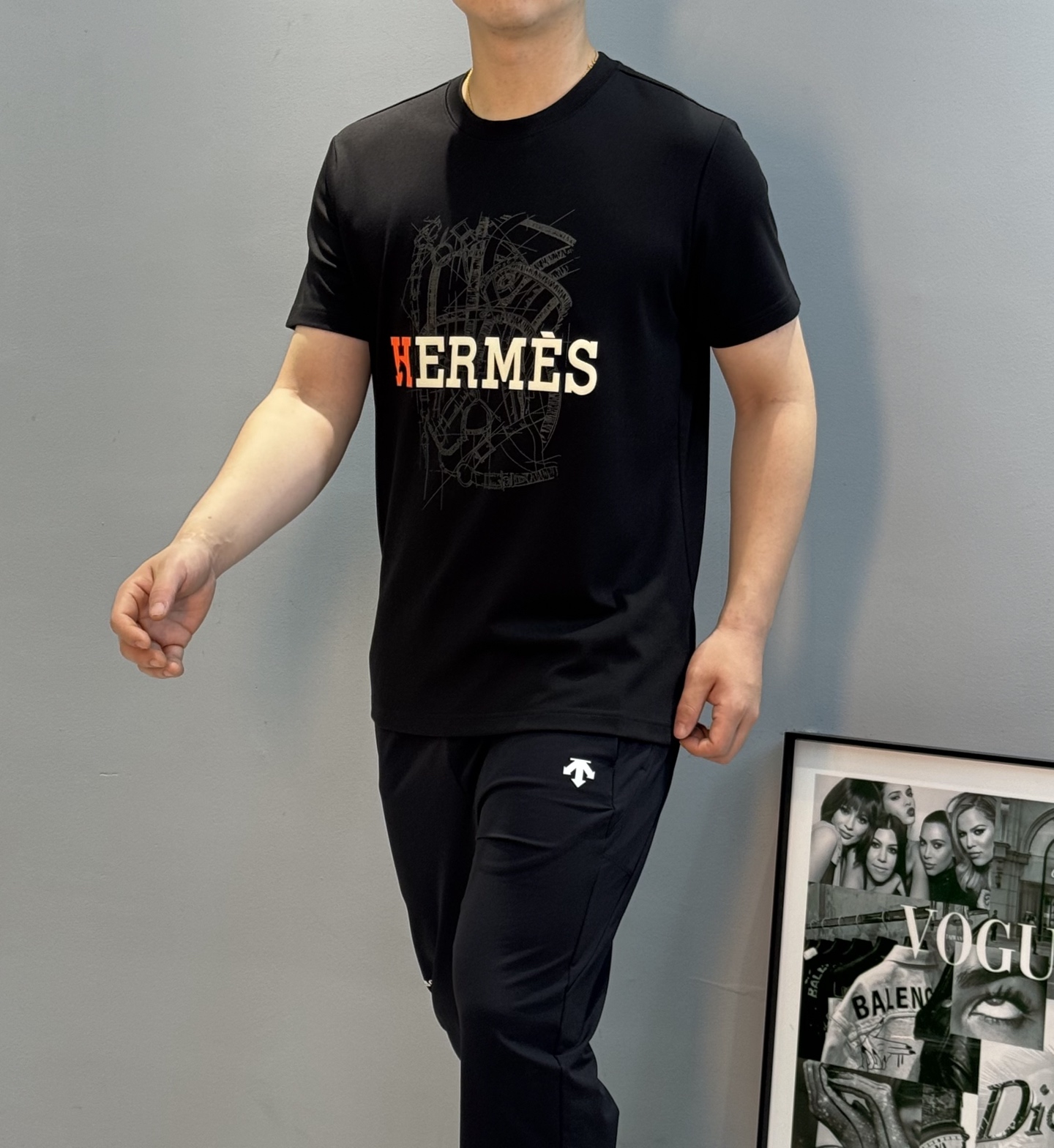 HERMES爱马仕25s新款莫代尔T恤😆这款HermèsgT恤，采用纯棉材质，柔软舒适，适合日常穿着。正