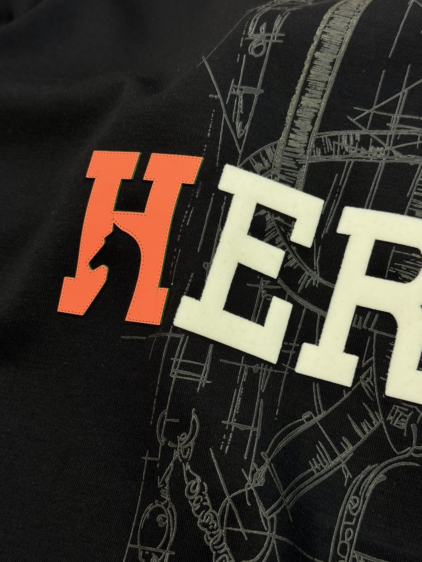 HERMES爱马仕25s新款莫代尔T恤😆这款HermèsgT恤，采用纯棉材质，柔软舒适，适合日常穿着。正