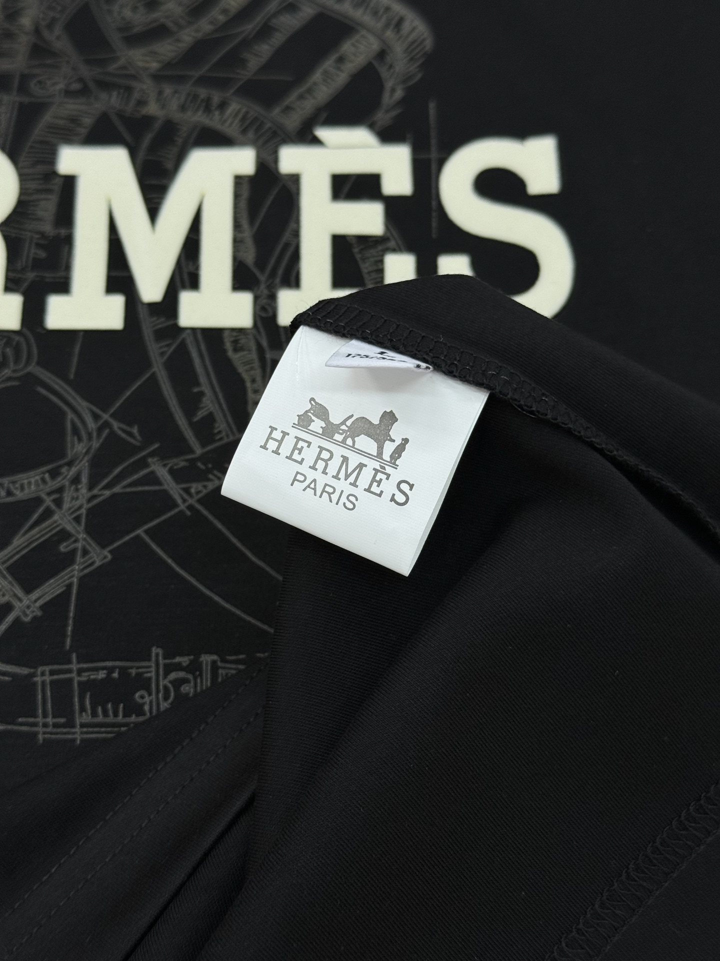 HERMES爱马仕25s新款莫代尔T恤😆这款HermèsgT恤，采用纯棉材质，柔软舒适，适合日常穿着。正