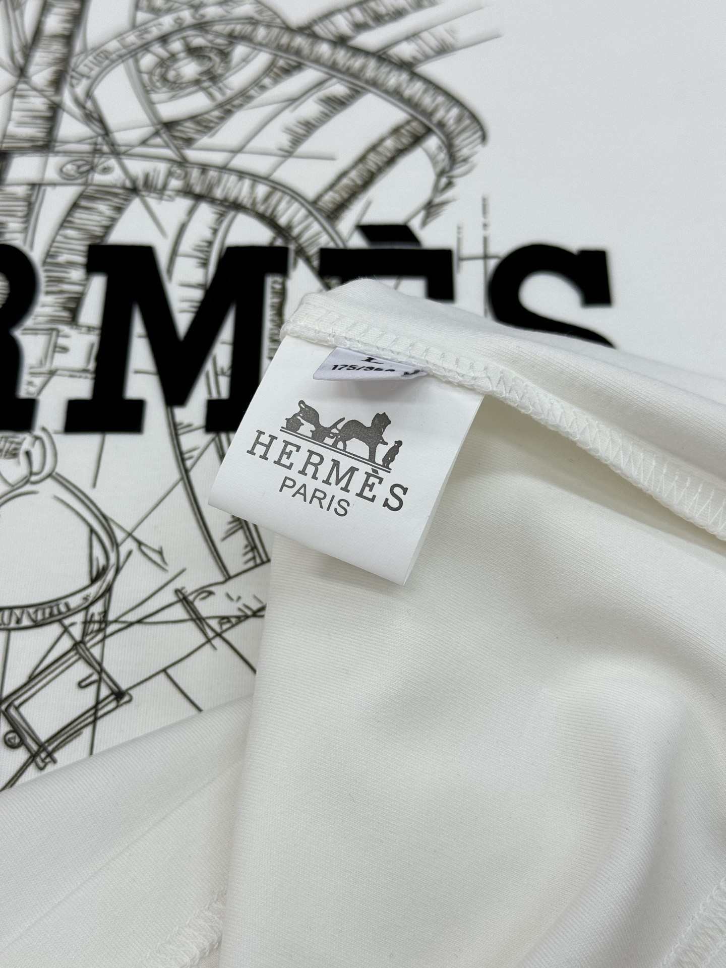 HERMES爱马仕25s新款莫代尔T恤😆这款HermèsgT恤，采用纯棉材质，柔软舒适，适合日常穿着。正