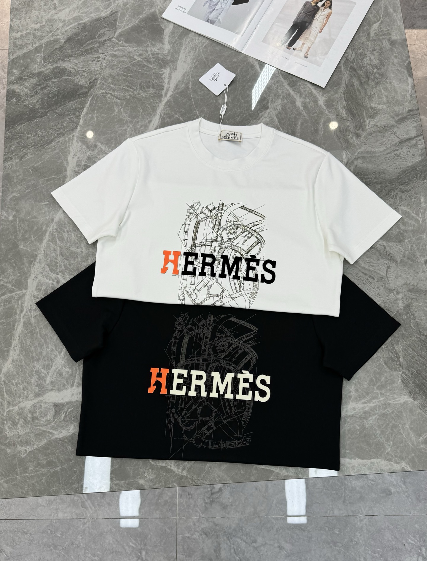 HERMES爱马仕25s新款莫代尔T恤😆这款HermèsgT恤，采用纯棉材质，柔软舒适，适合日常穿着。正