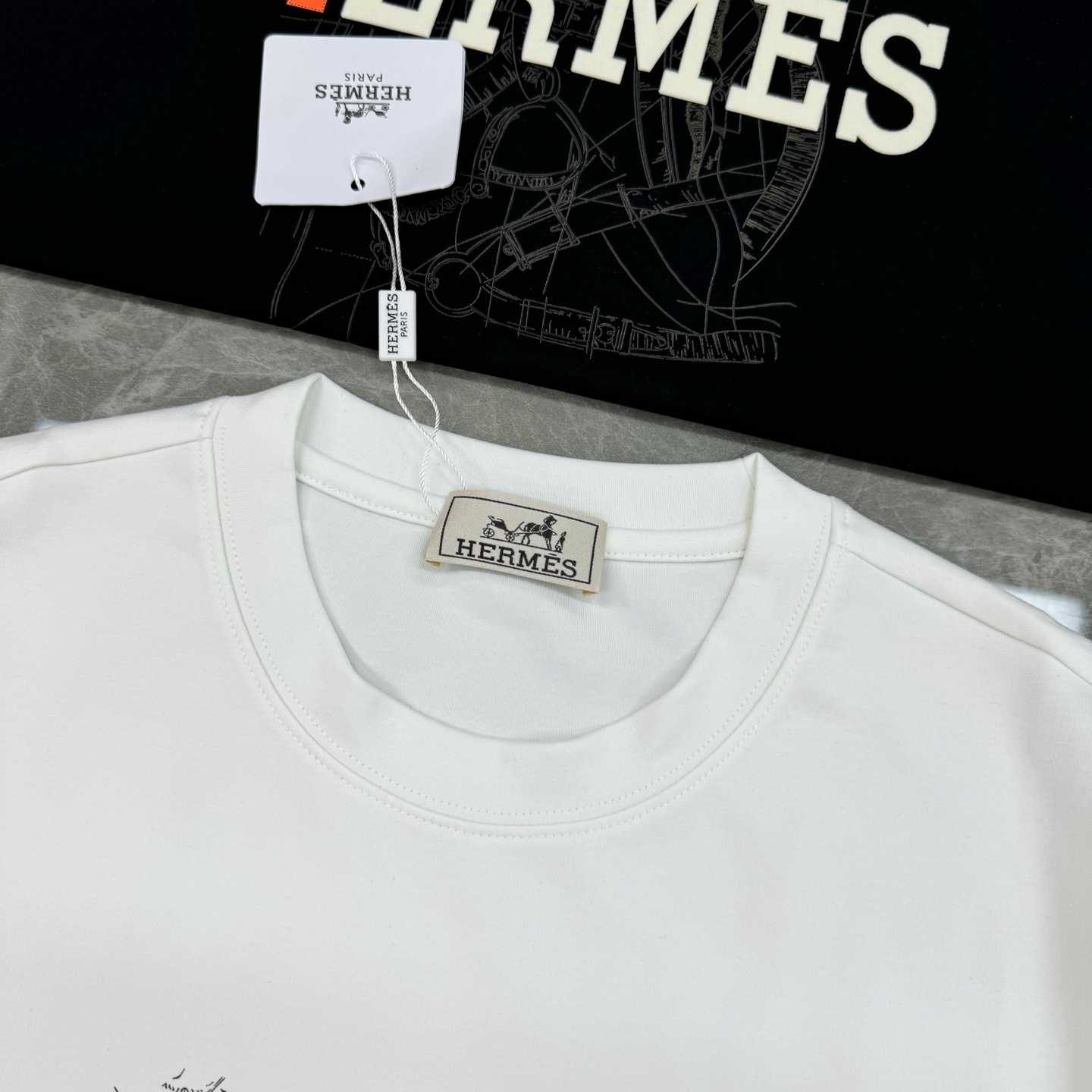 HERMES爱马仕25s新款莫代尔T恤😆这款HermèsgT恤，采用纯棉材质，柔软舒适，适合日常穿着。正