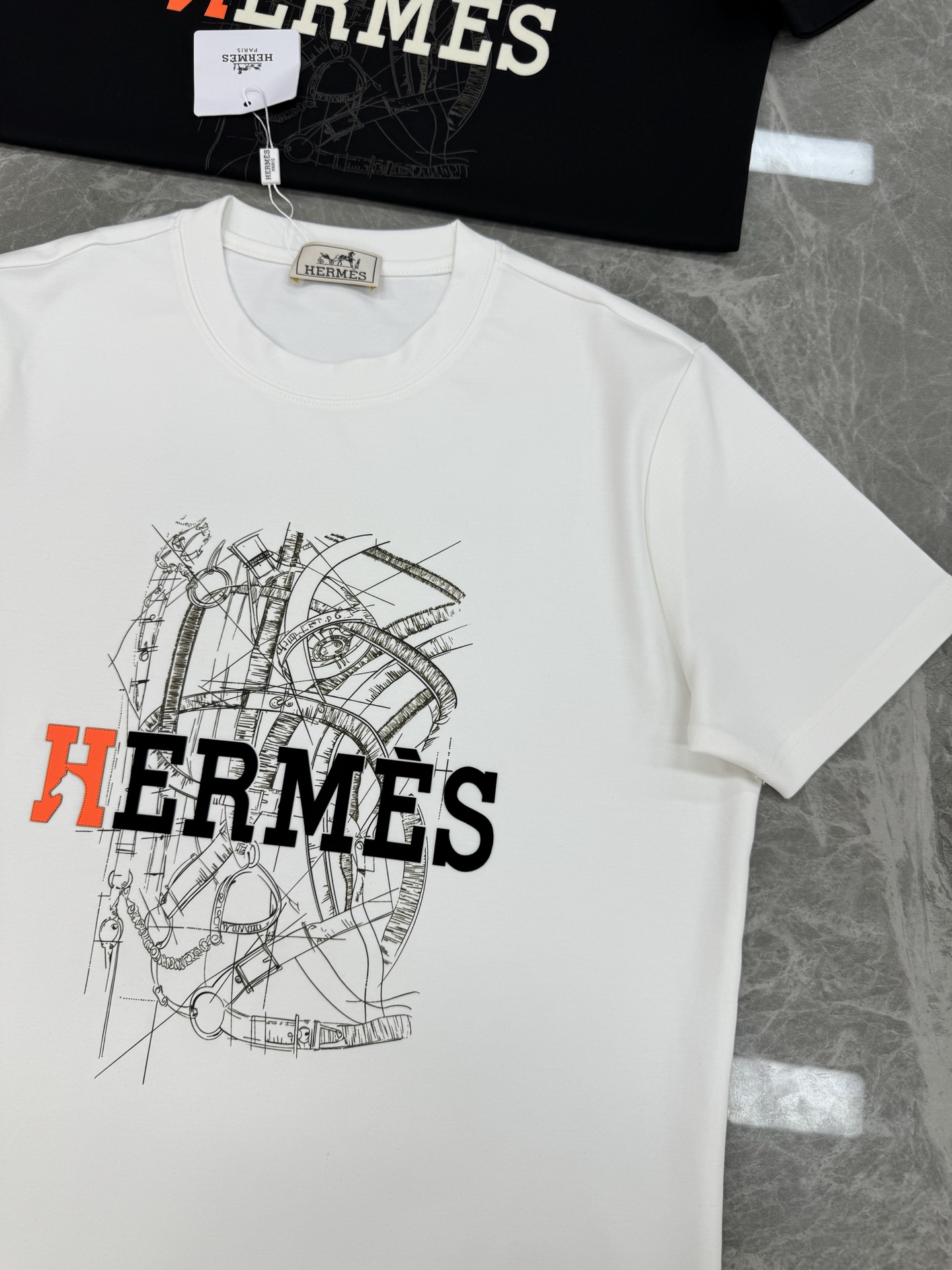 HERMES爱马仕25s新款莫代尔T恤😆这款HermèsgT恤，采用纯棉材质，柔软舒适，适合日常穿着。正