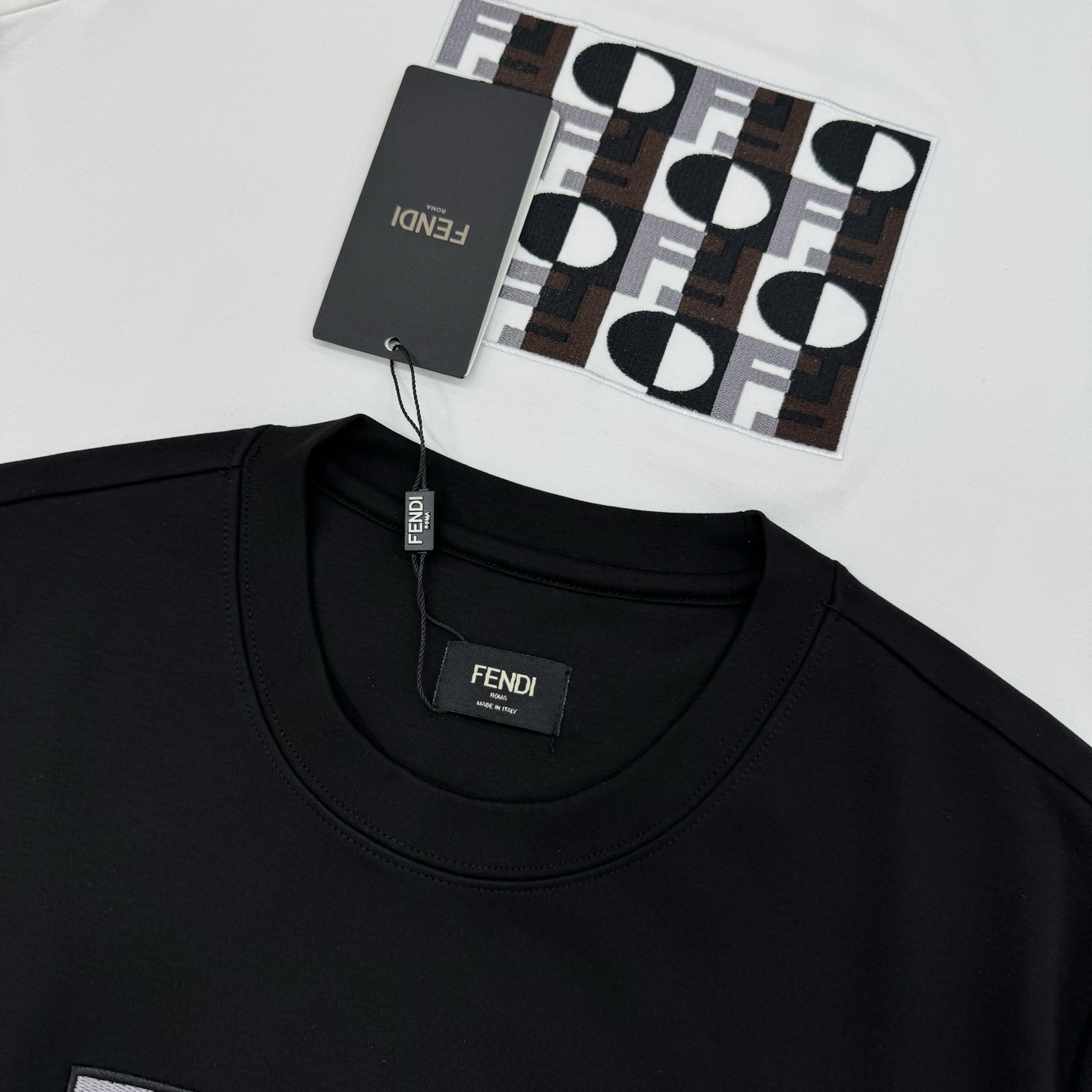Fendi芬迪25s新品莫代尔T恤.纯色主色+多彩Logo刺绣，简约又有辨识度计。高品质棉料，柔软透气，