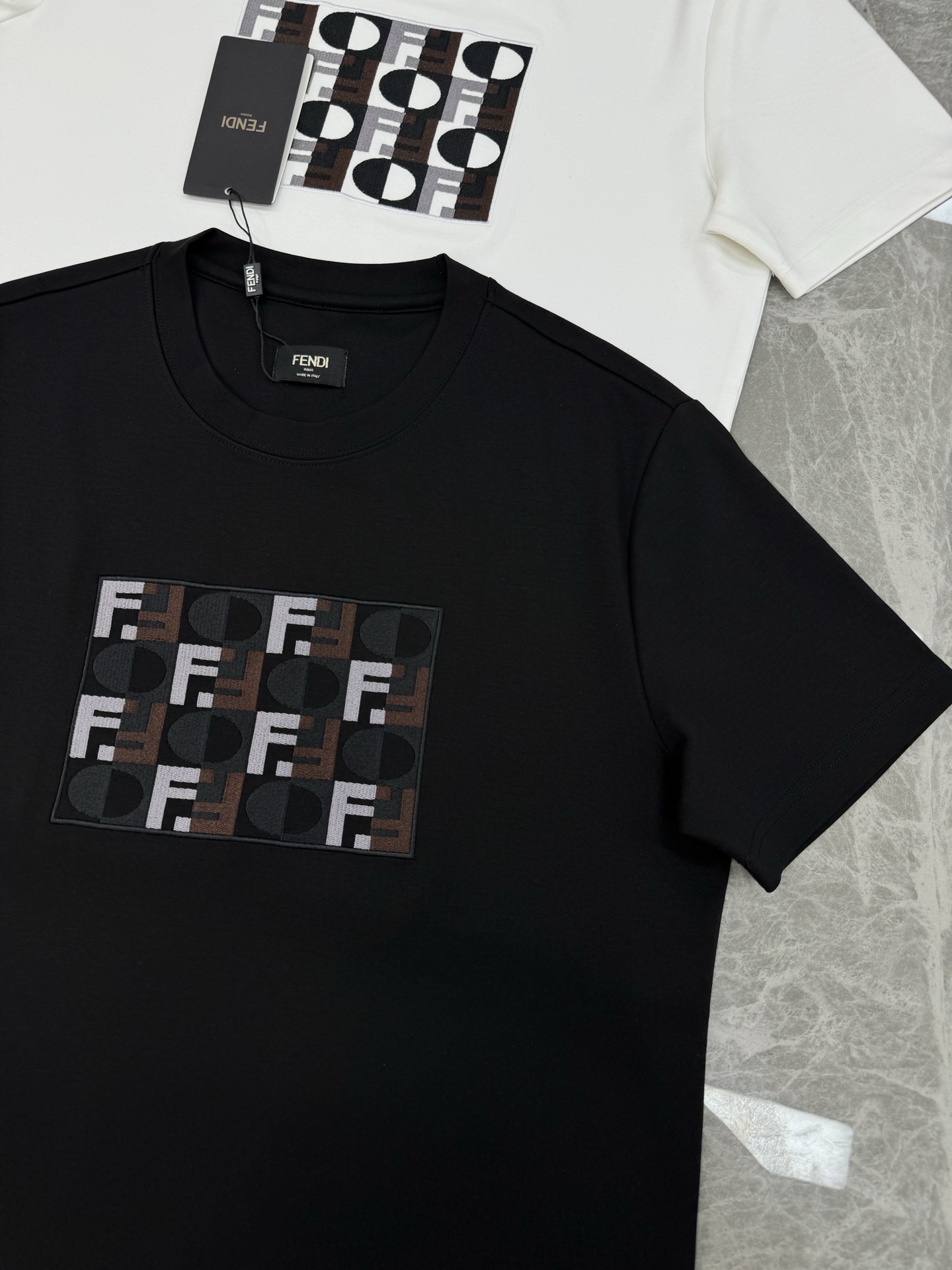 Fendi芬迪25s新品莫代尔T恤.纯色主色+多彩Logo刺绣，简约又有辨识度计。高品质棉料，柔软透气，