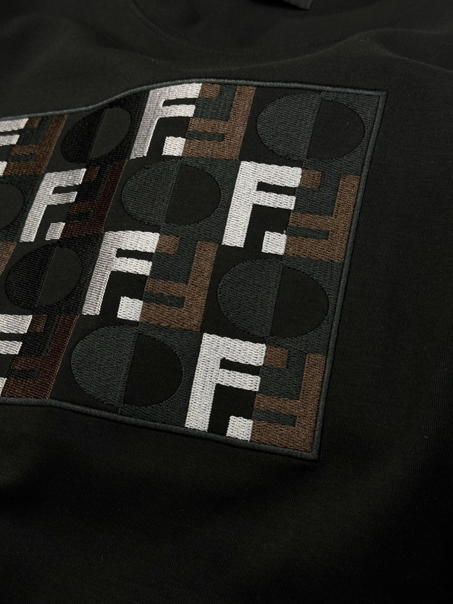 Fendi芬迪25s新品莫代尔T恤.纯色主色+多彩Logo刺绣，简约又有辨识度计。高品质棉料，柔软透气，