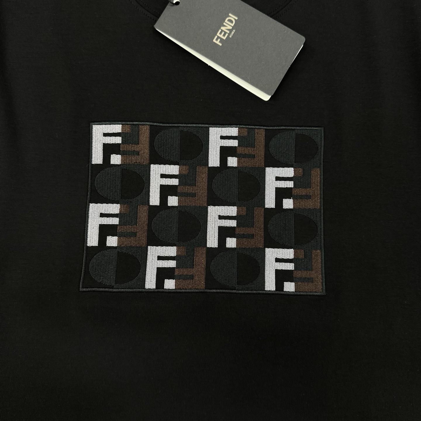 Fendi芬迪25s新品莫代尔T恤.纯色主色+多彩Logo刺绣，简约又有辨识度计。高品质棉料，柔软透气，