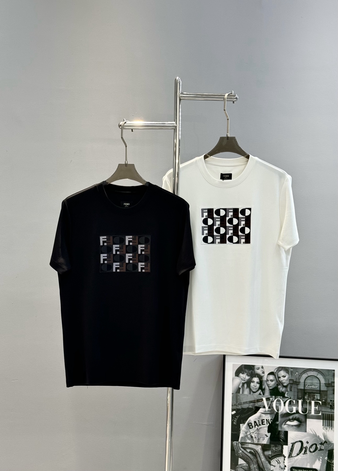 Fendi芬迪25s新品莫代尔T恤.纯色主色+多彩Logo刺绣，简约又有辨识度计。高品质棉料，柔软透气，