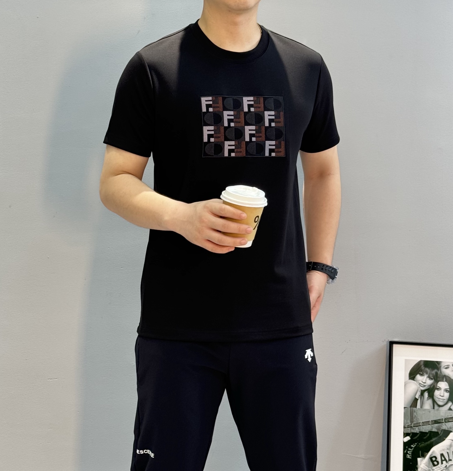 Fendi芬迪25s新品莫代尔T恤.纯色主色+多彩Logo刺绣，简约又有辨识度计。高品质棉料，柔软透气，