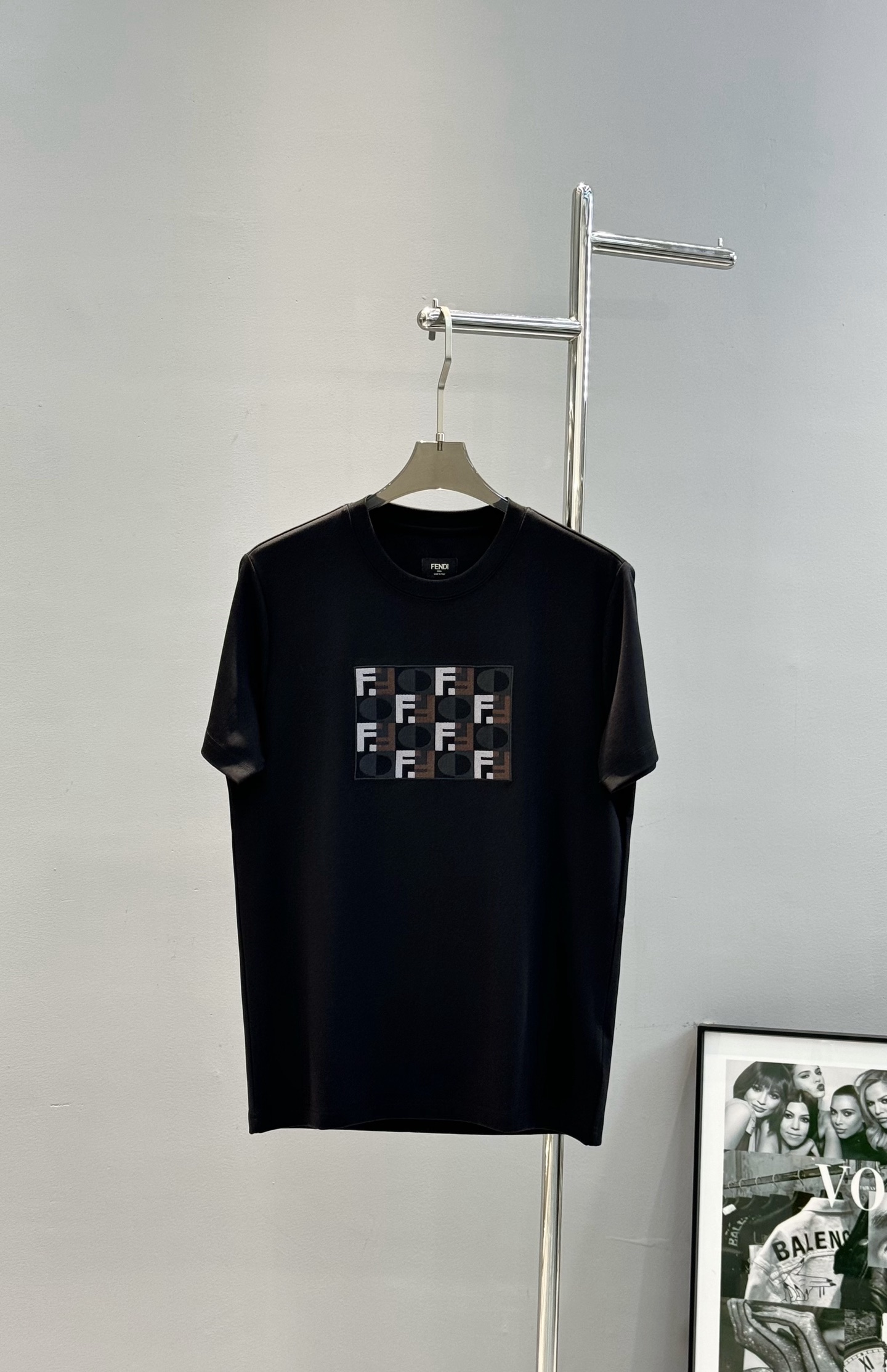 Fendi芬迪25s新品莫代尔T恤.纯色主色+多彩Logo刺绣，简约又有辨识度计。高品质棉料，柔软透气，