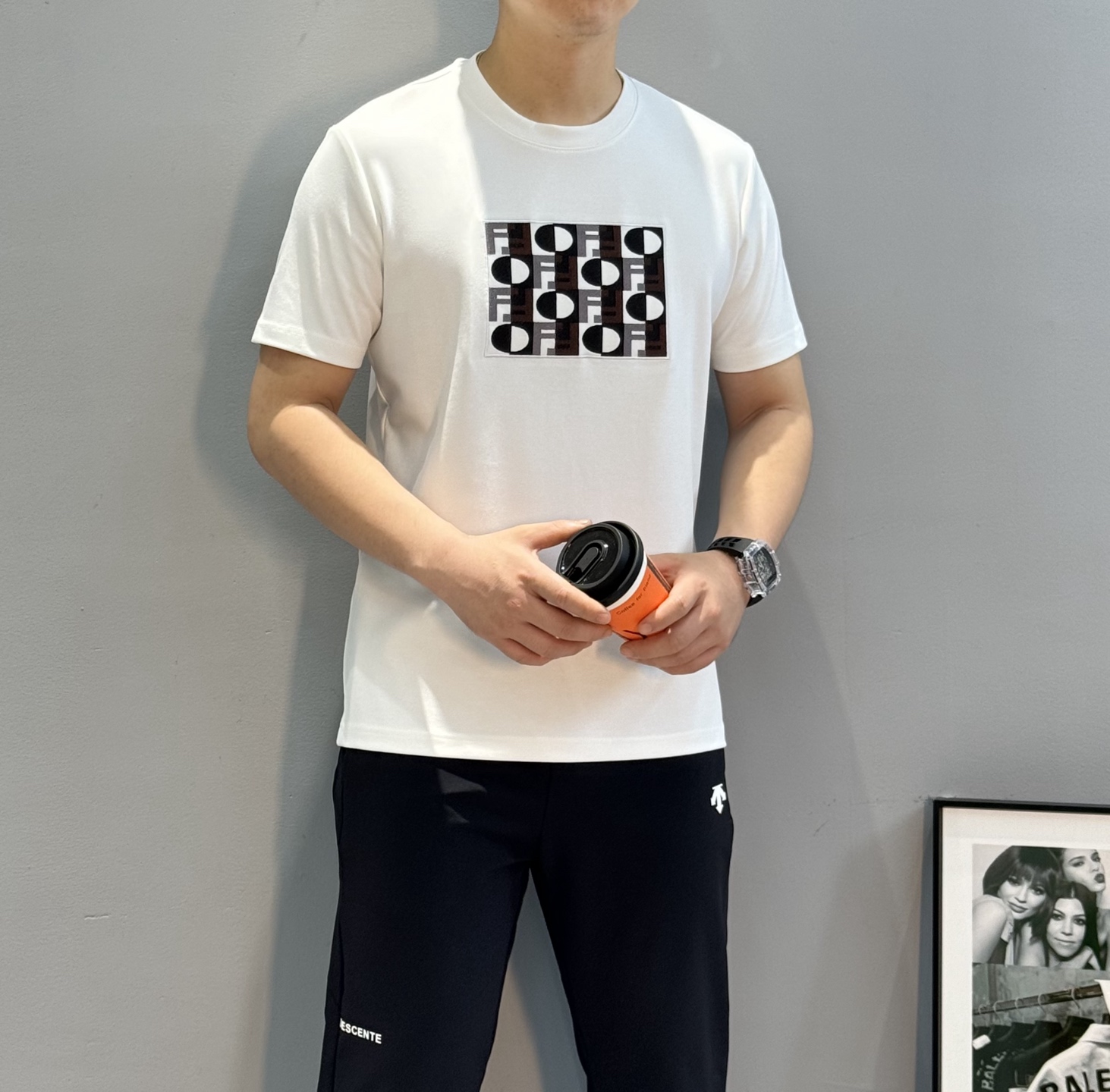 Fendi芬迪25s新品莫代尔T恤.纯色主色+多彩Logo刺绣，简约又有辨识度计。高品质棉料，柔软透气，