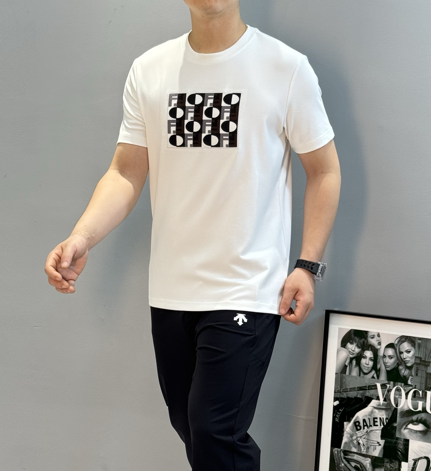 Fendi芬迪25s新品莫代尔T恤.纯色主色+多彩Logo刺绣，简约又有辨识度计。高品质棉料，柔软透气，