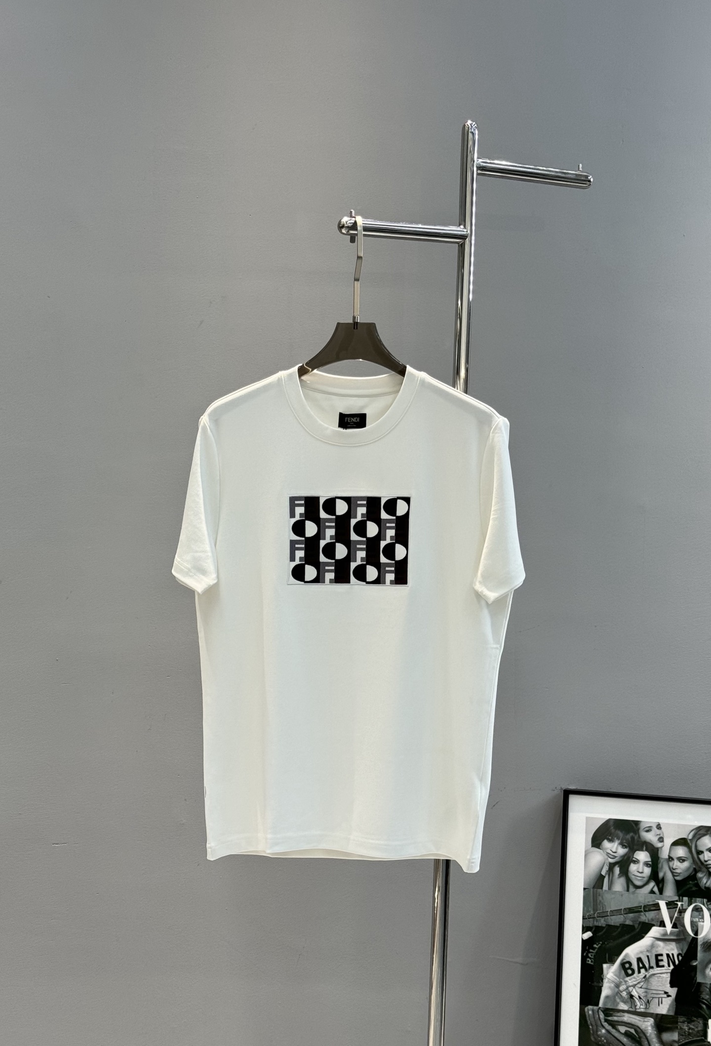 Fendi芬迪25s新品莫代尔T恤.纯色主色+多彩Logo刺绣，简约又有辨识度计。高品质棉料，柔软透气，