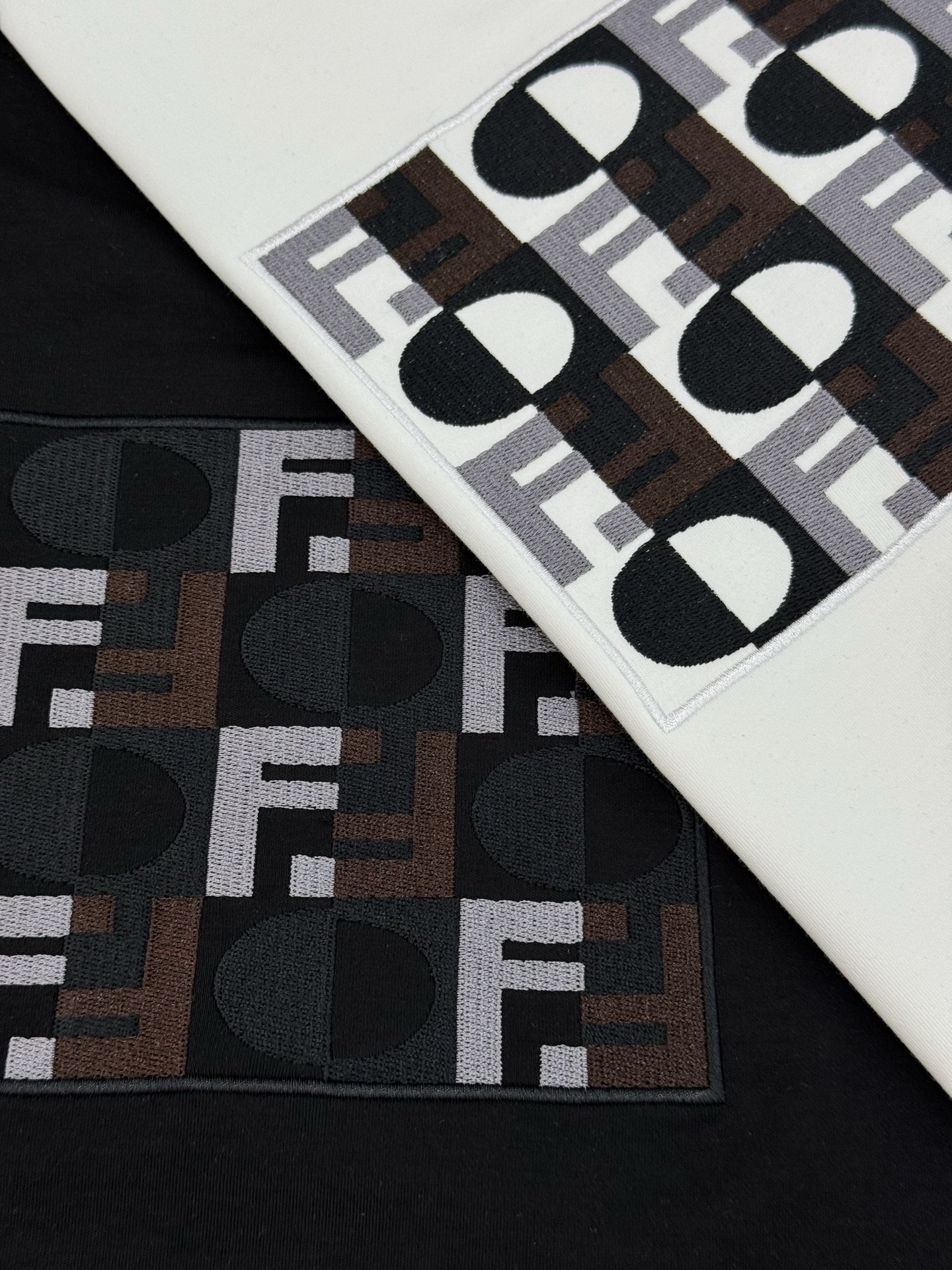 Fendi芬迪25s新品莫代尔T恤.纯色主色+多彩Logo刺绣，简约又有辨识度计。高品质棉料，柔软透气，