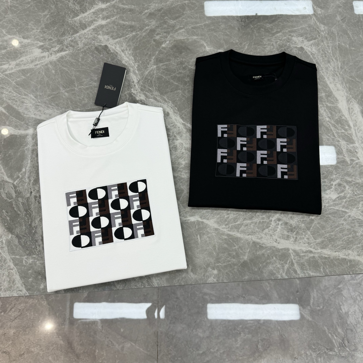 Fendi芬迪25s新品莫代尔T恤.纯色主色+多彩Logo刺绣，简约又有辨识度计。高品质棉料，柔软透气，