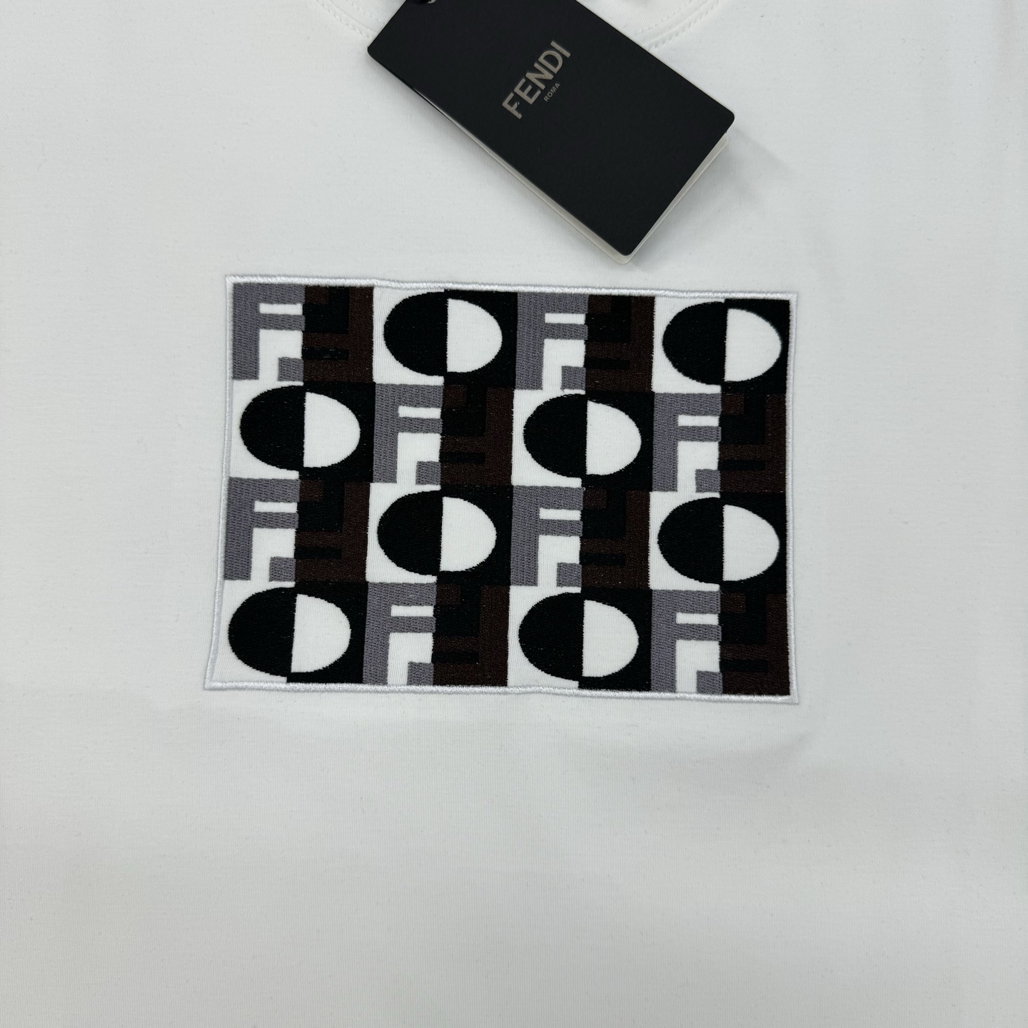 Fendi芬迪25s新品莫代尔T恤.纯色主色+多彩Logo刺绣，简约又有辨识度计。高品质棉料，柔软透气，