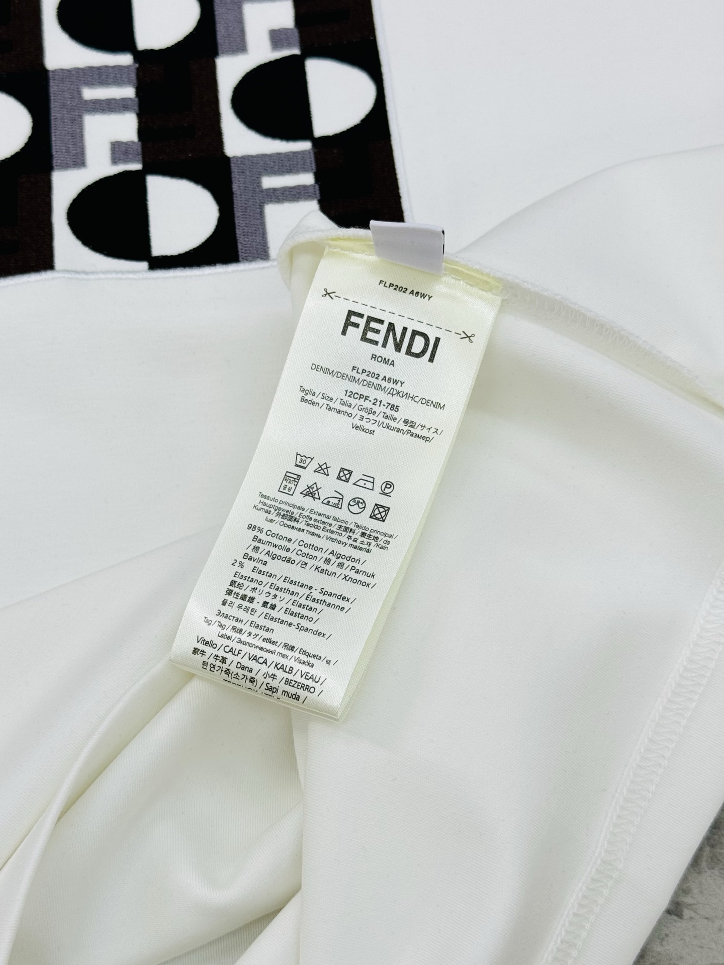 Fendi芬迪25s新品莫代尔T恤.纯色主色+多彩Logo刺绣，简约又有辨识度计。高品质棉料，柔软透气，