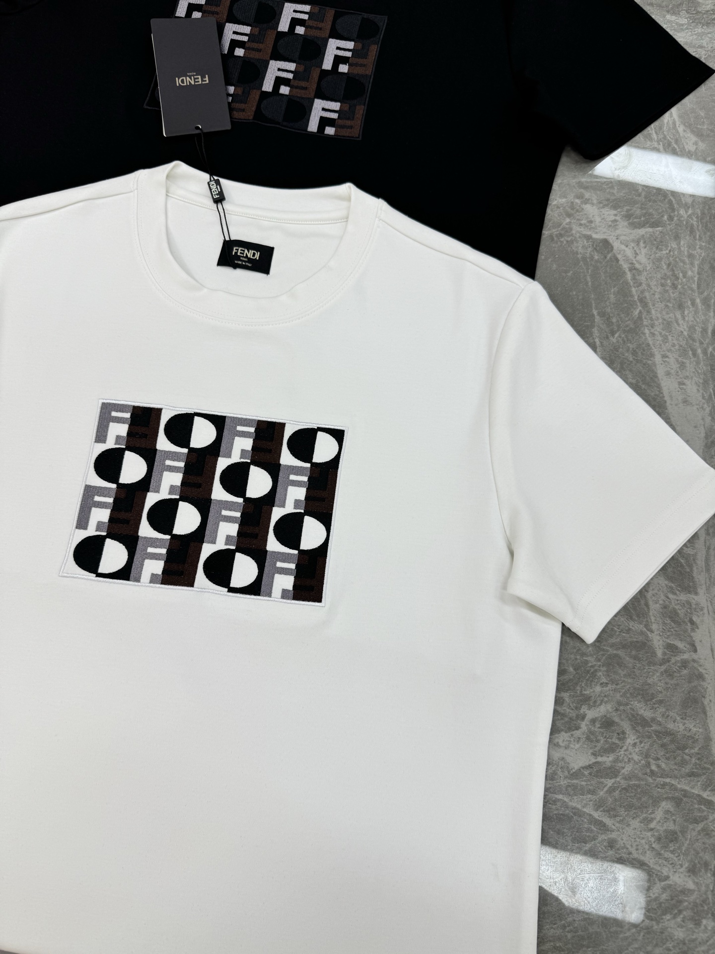 Fendi芬迪25s新品莫代尔T恤.纯色主色+多彩Logo刺绣，简约又有辨识度计。高品质棉料，柔软透气，