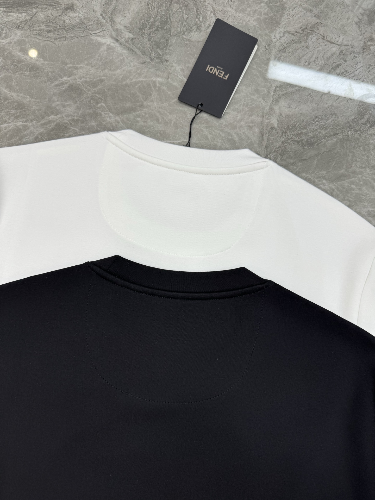 Fendi芬迪25s新品莫代尔T恤.纯色主色+多彩Logo刺绣，简约又有辨识度计。高品质棉料，柔软透气，